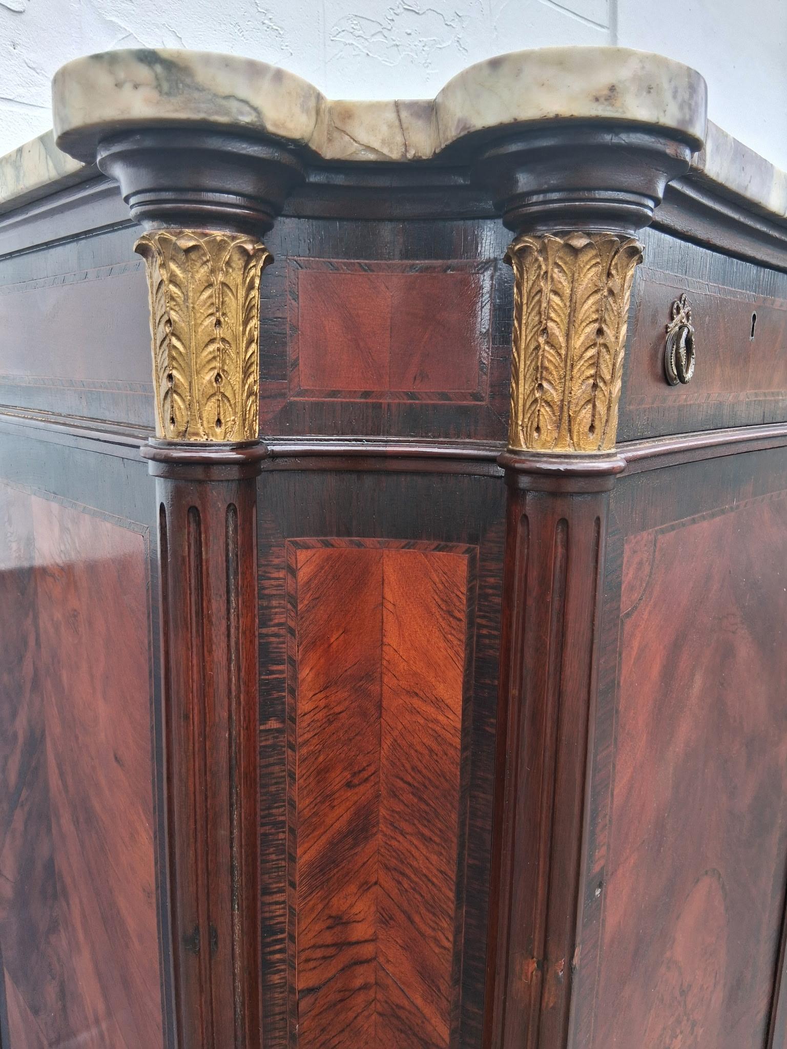 Cómoda Tallboy Estilo Transición Luis XV Francés S. XIX Madera Burl Exótica/Dorada en venta 5