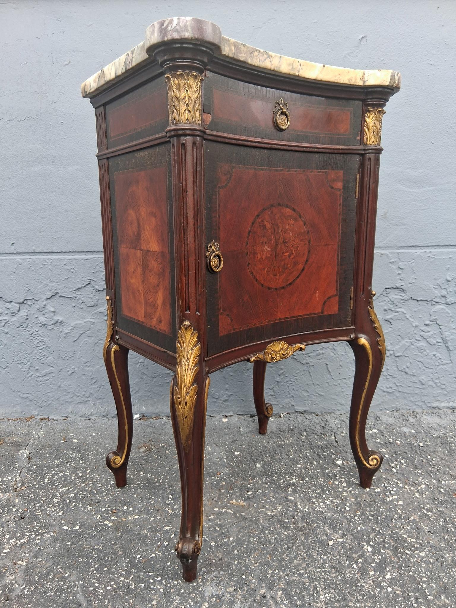Luigi XV 19thc French Louis XV Transition style Exotic Burlwood Nightstand/ End Table in vendita