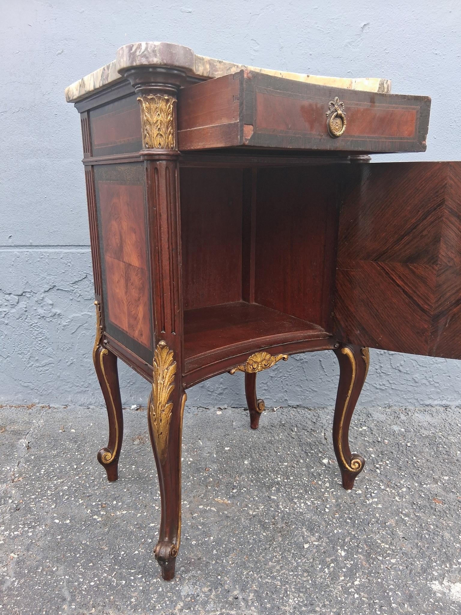 19thc French Louis XV Transition style Exotic Burlwood Nightstand/ End Table In condizioni buone in vendita a Opa Locka, FL