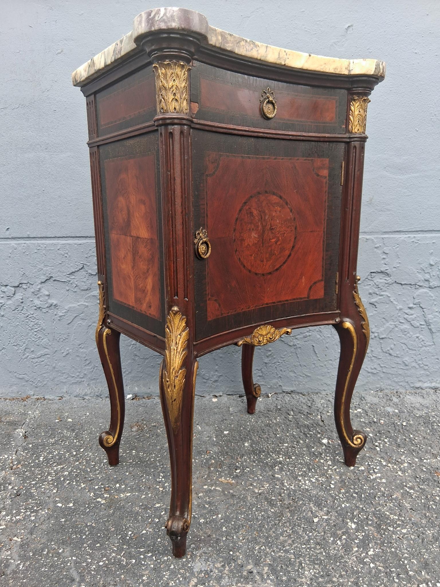 Metà XIX secolo 19thc French Louis XV Transition style Exotic Burlwood Nightstand/ End Table in vendita