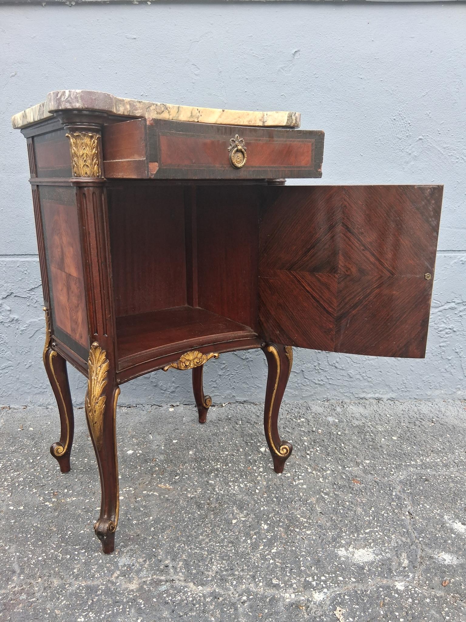 Legno 19thc French Louis XV Transition style Exotic Burlwood Nightstand/ End Table in vendita