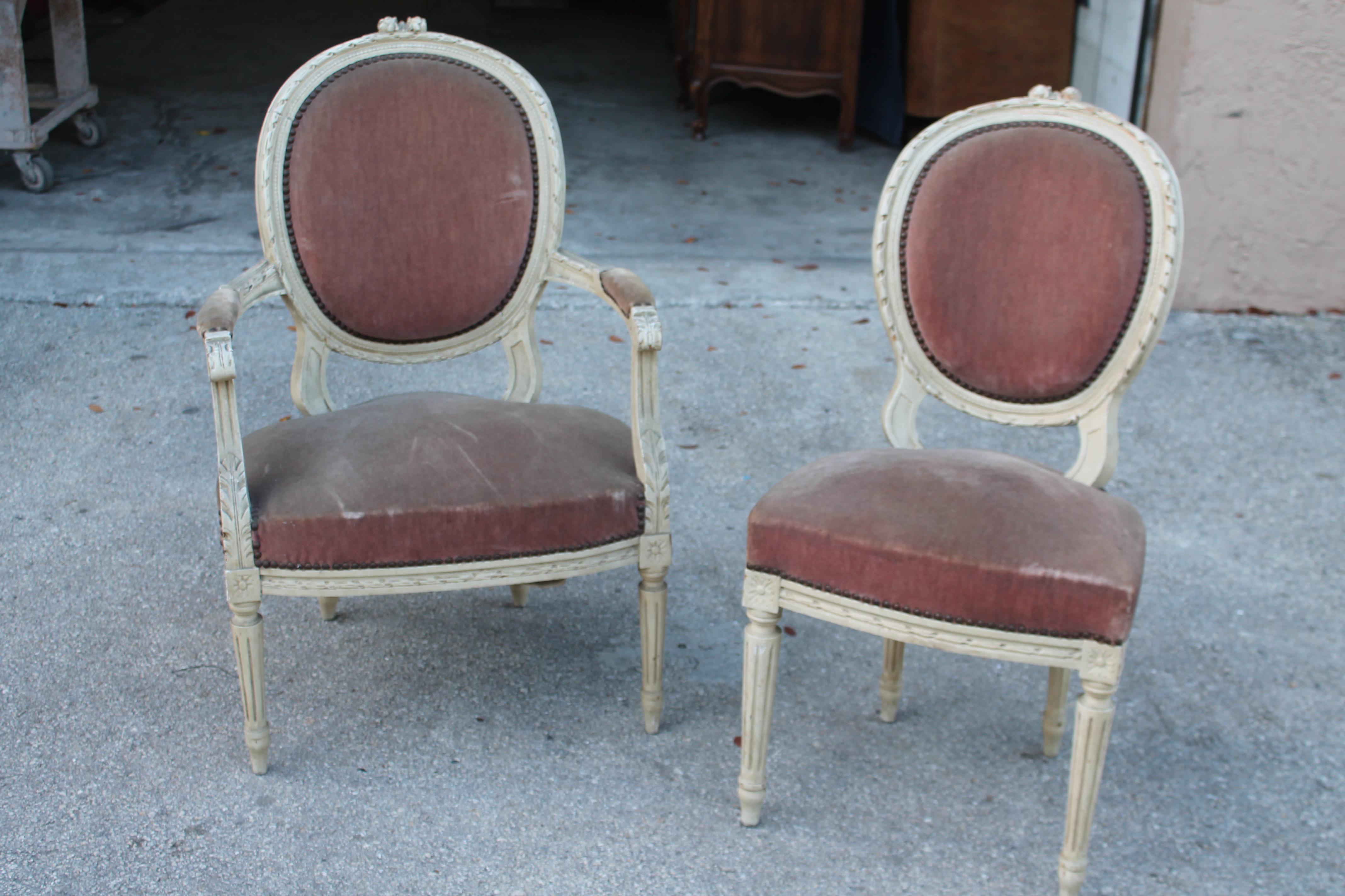 Une chaise à accoudoir en bois sculpté Louis XVI du 19e siècle et une chaise d'appoint LXVI.  Ces chaises joliment encadrées sont robustes et prêtes à être retapissées. Le bois est très bon et le tissu est d'origine et a besoin d'être remplacé. Les