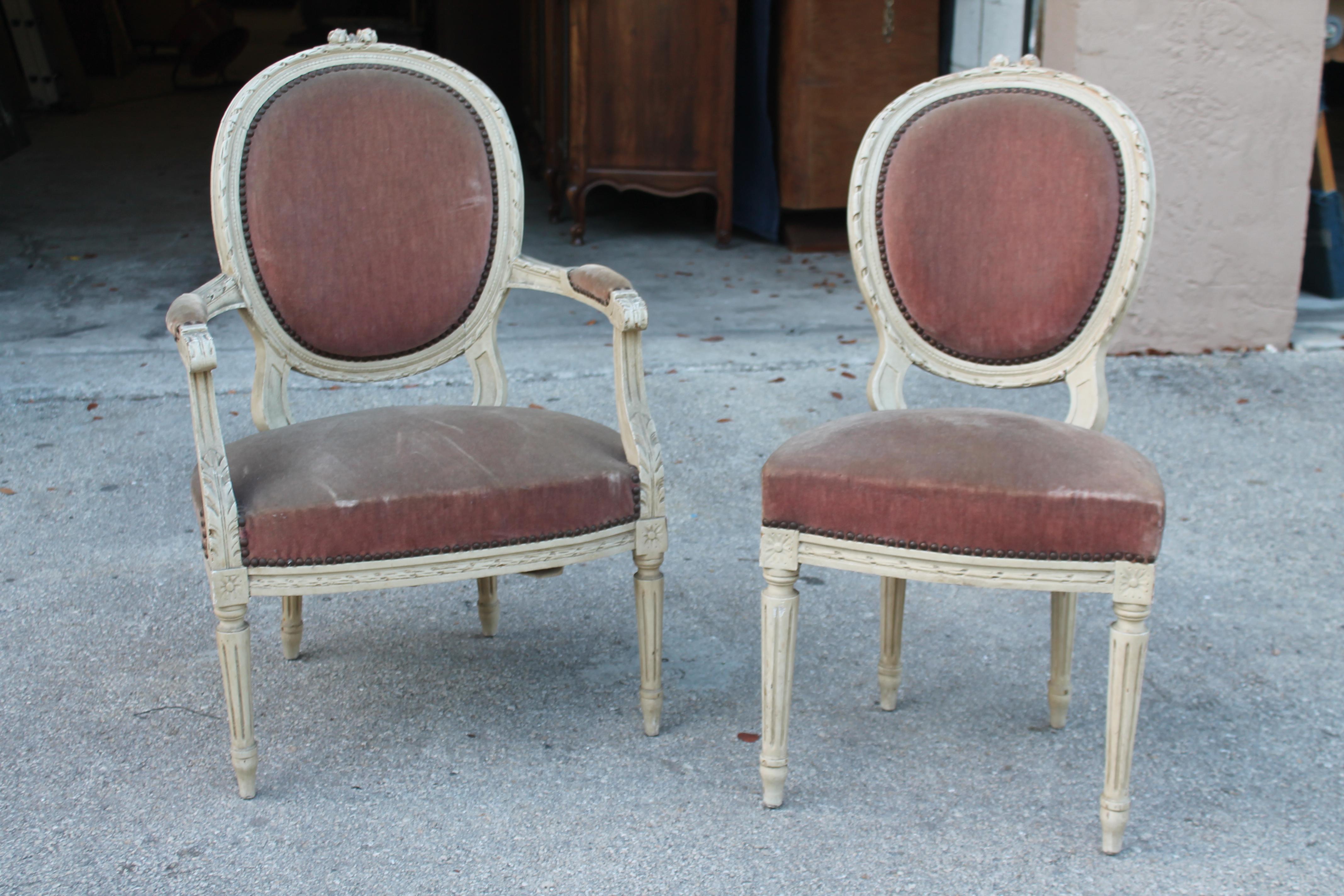 Français Chaise à Accoudoirs et Chaise Latérale Louis XVI du 19ème siècle [2 pièces]. en vente