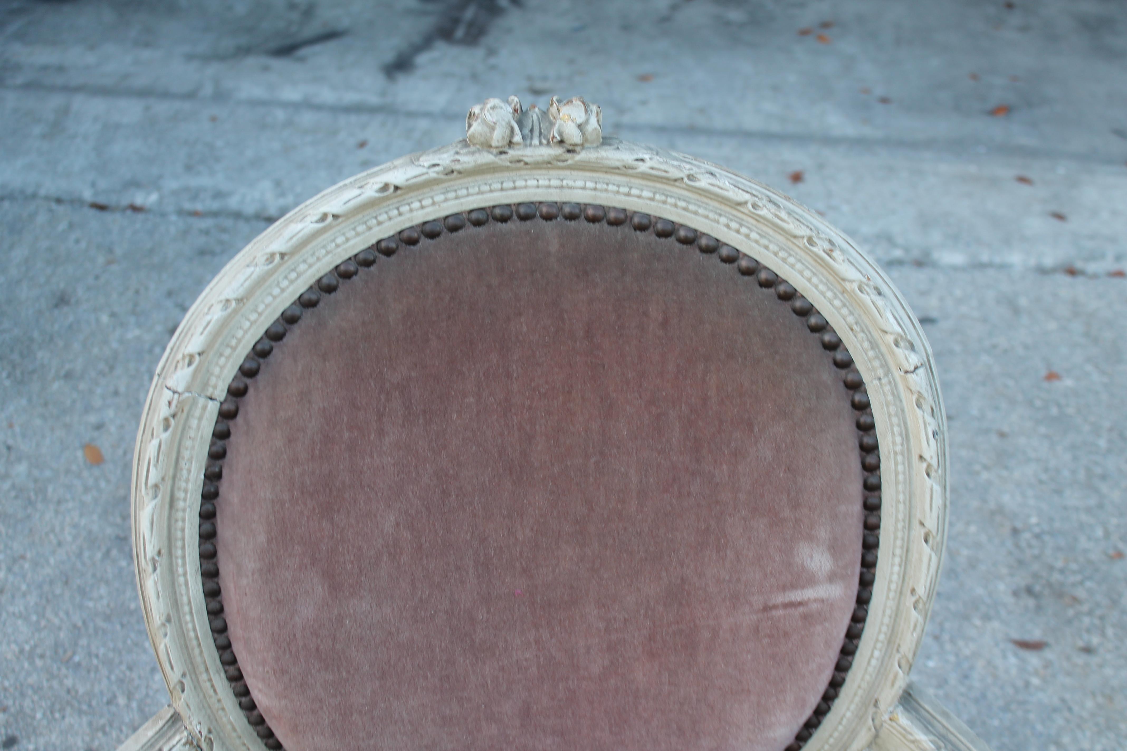 Chaise à Accoudoirs et Chaise Latérale Louis XVI du 19ème siècle [2 pièces]. Bon état - En vente à Opa Locka, FL