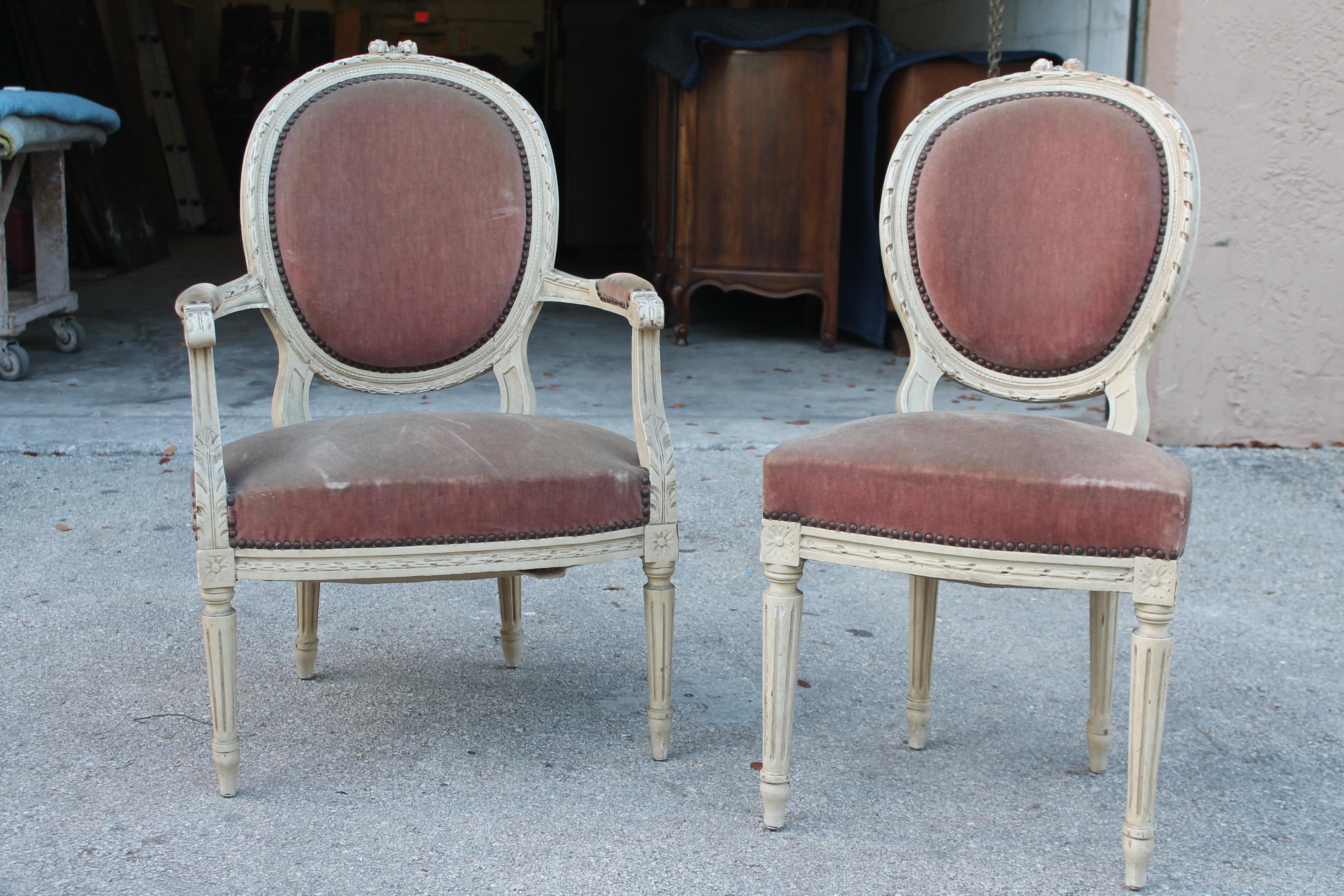 Bois Chaise à Accoudoirs et Chaise Latérale Louis XVI du 19ème siècle [2 pièces]. en vente