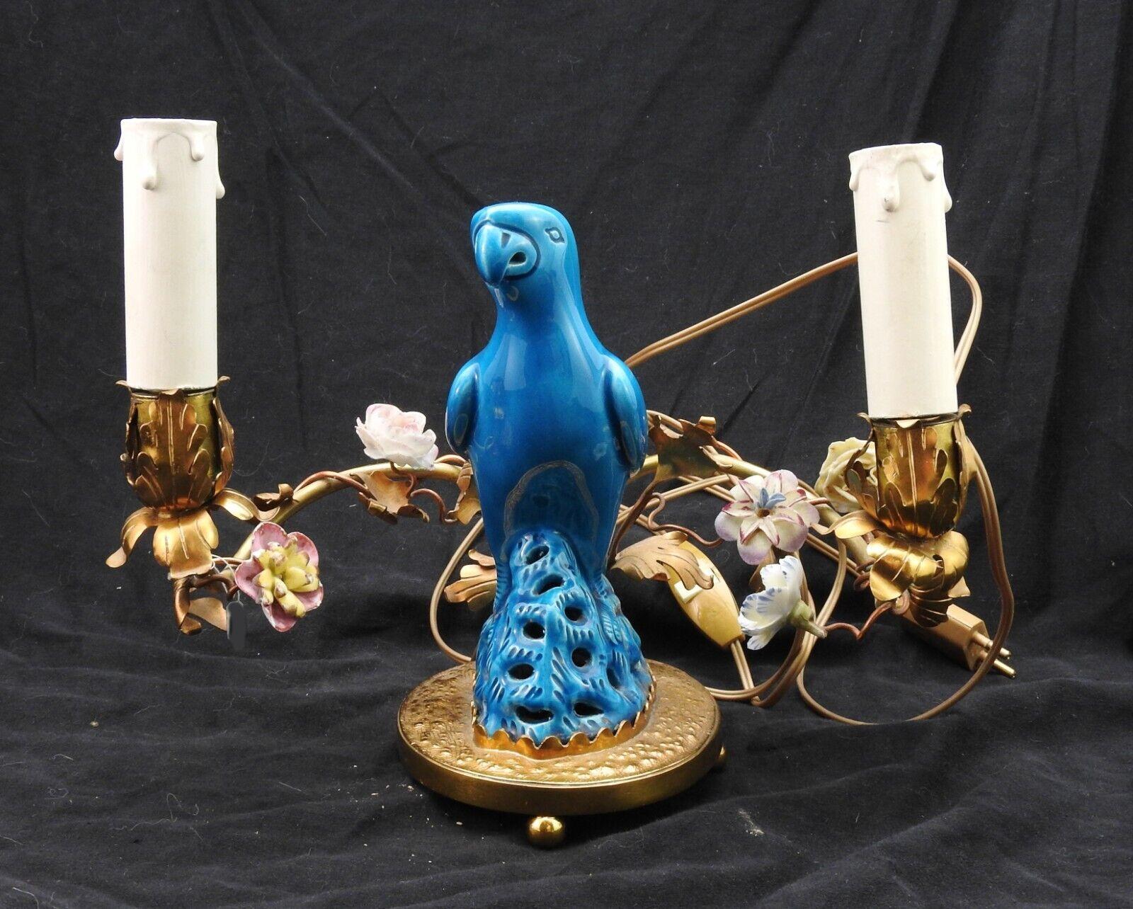 c1890 Lampe de table de style Louis XVI en bronze doré, perroquet en porcelaine bleue de Chine parmi des fleurs de SAX en porcelaine et une vigne en bronze. Il s'agit d'une très belle lampe de collection.