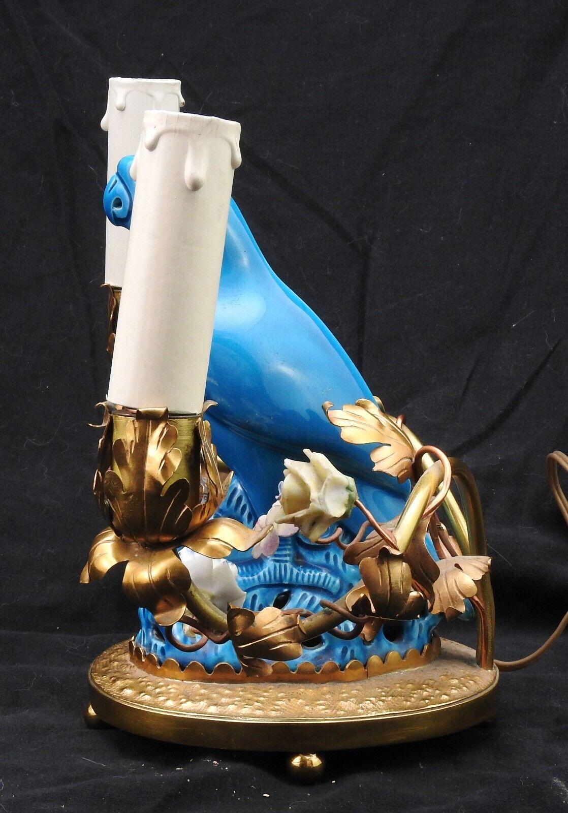 Français Lampe de table 19ème siècle en porcelaine de Chine Louis XVI, perroquet bleu avec fleurs en porcelaine de Saxe en vente