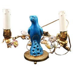 Französische Louis XVI.-Tischlampe, China-Blauer Papagei mit Porzellan- Saxe-Blumen, 19. Jahrhundert