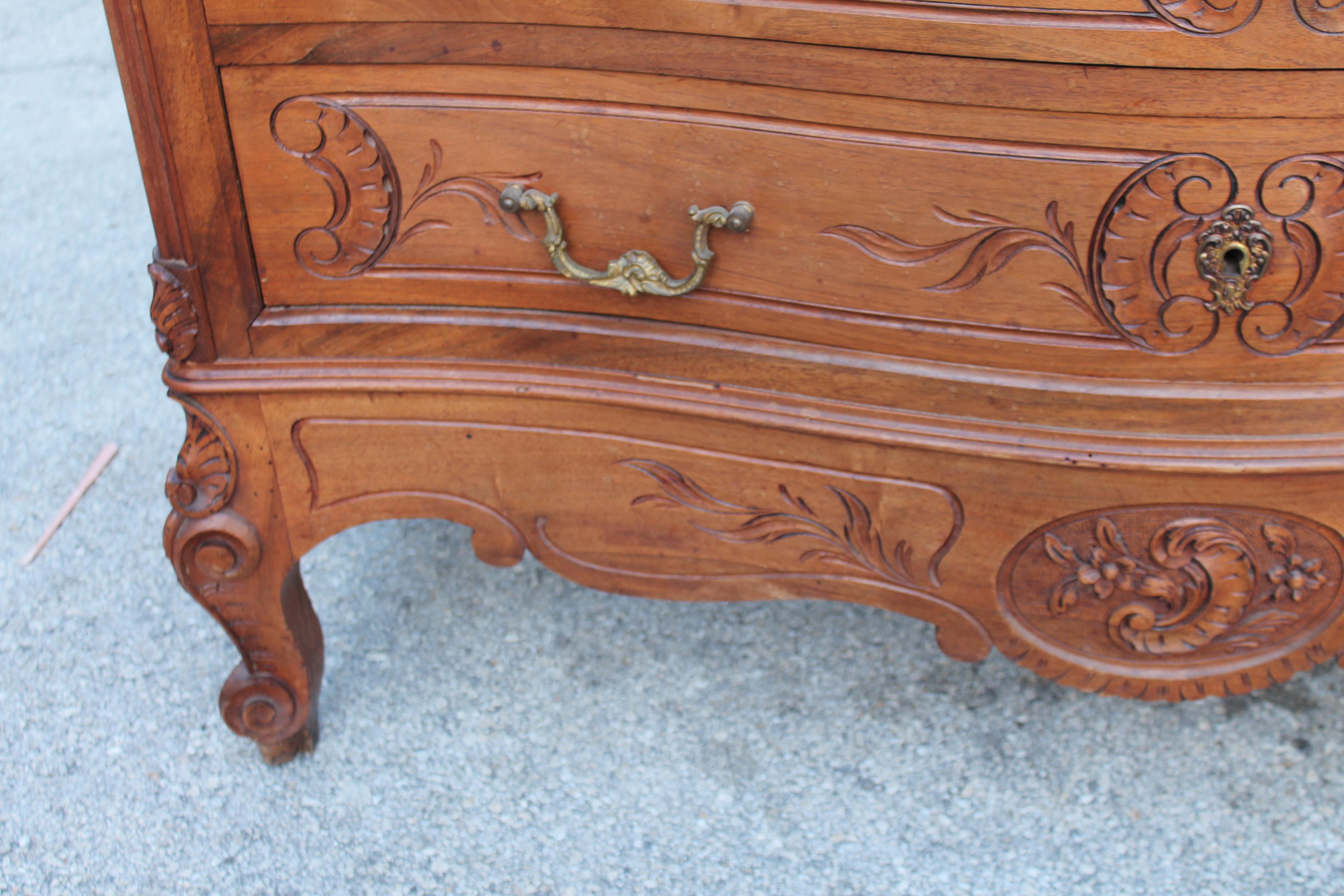 Legno Cassettone intagliato in stile Luigi XVI francese del XIX secolo in vendita