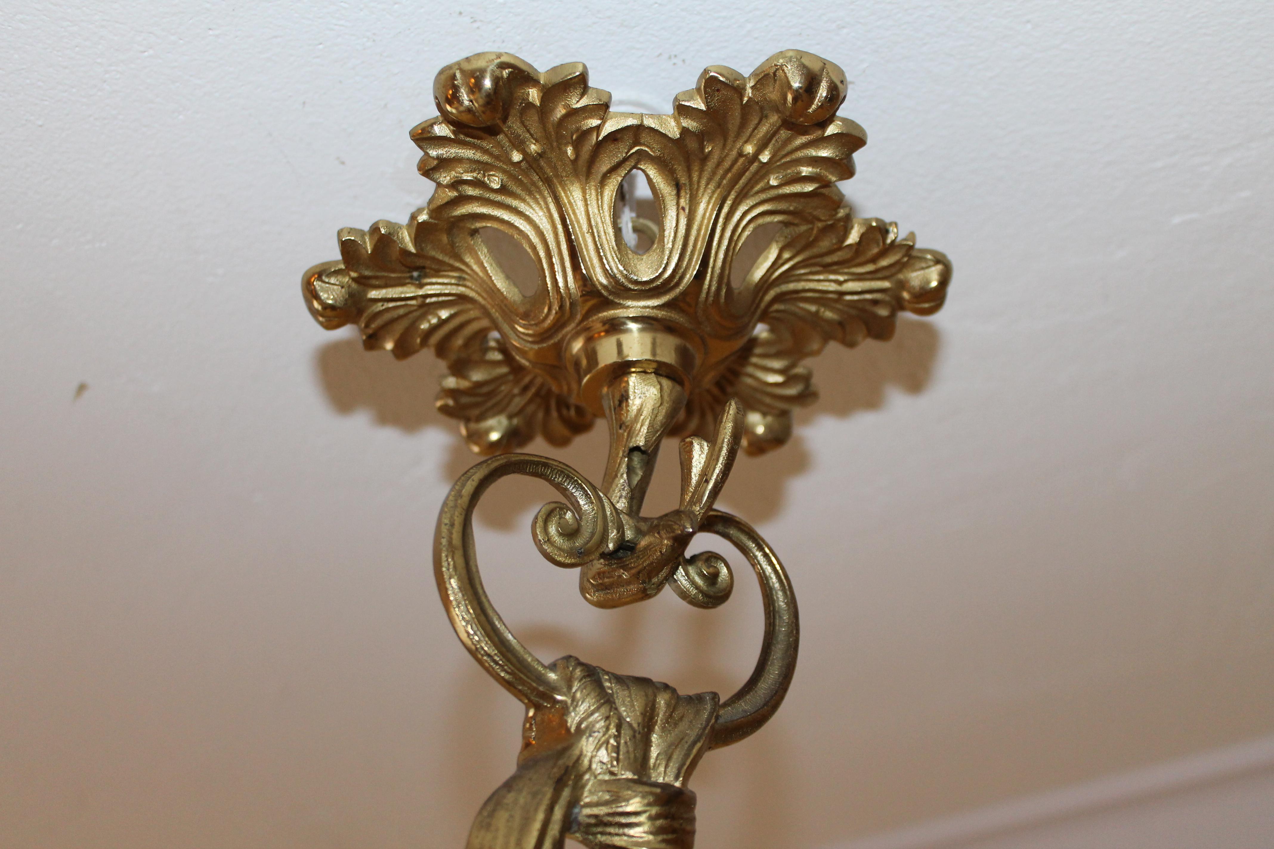 19. Jahrhundert Französisch Louis XVI-Stil vergoldeter Bronze Öl umgewandelt Kronleuchter Attribut. Bagues im Angebot 5