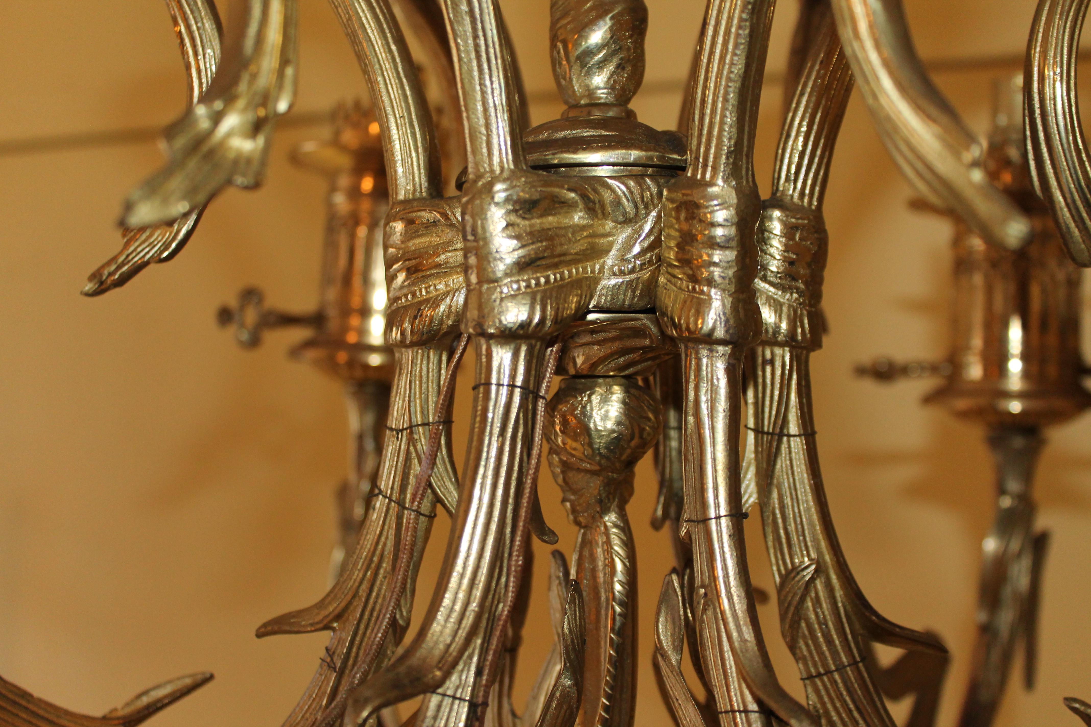 19. Jahrhundert Französisch Louis XVI-Stil vergoldeter Bronze Öl umgewandelt Kronleuchter Attribut. Bagues im Angebot 6