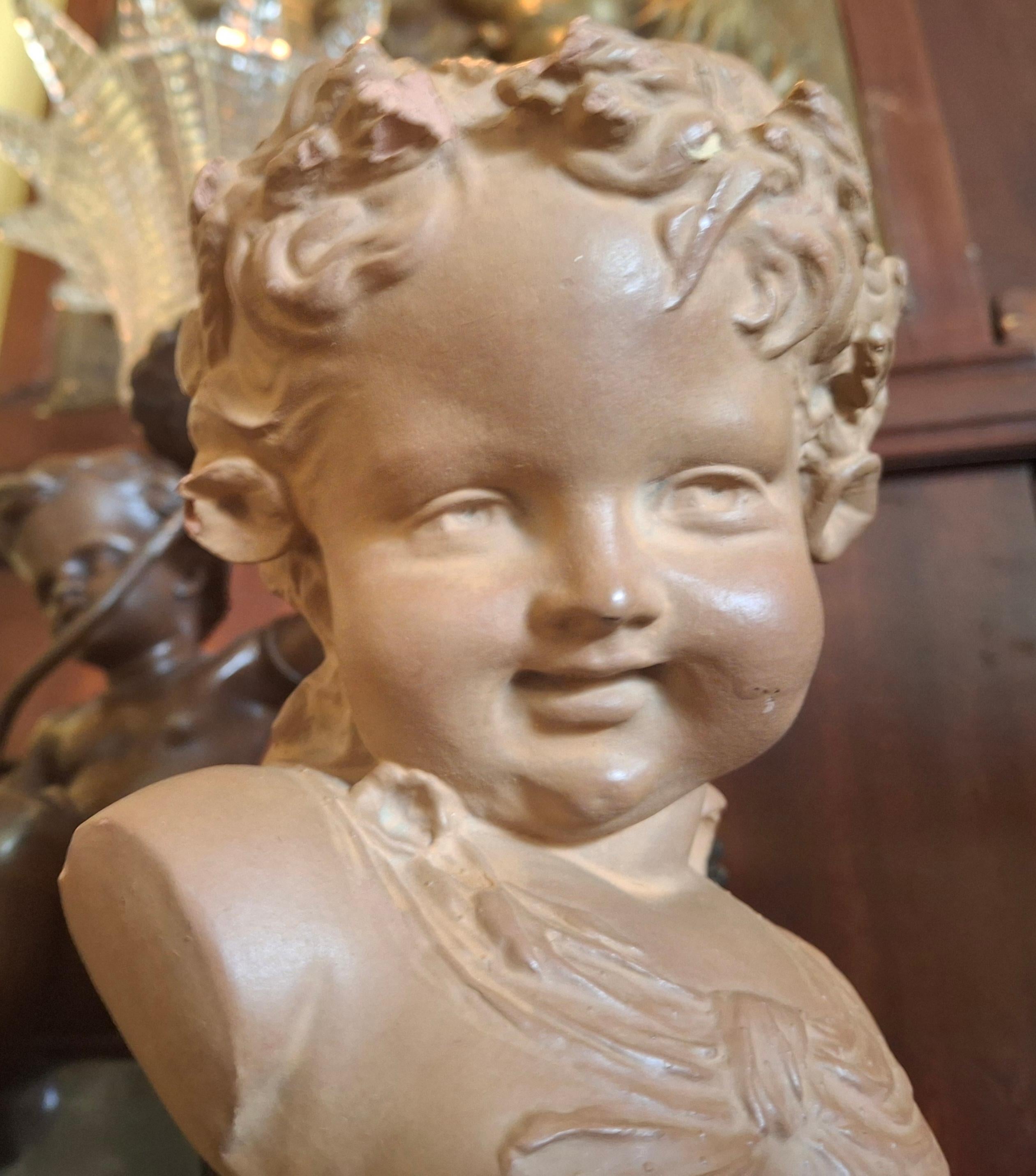 Antique French, 19° secolo, Scultura in terracotta con busto di un bel bambino firmata da Louis Kley. Busto altamente dettagliato su piedistallo Socle. Ottime condizioni, senza scheggiature.