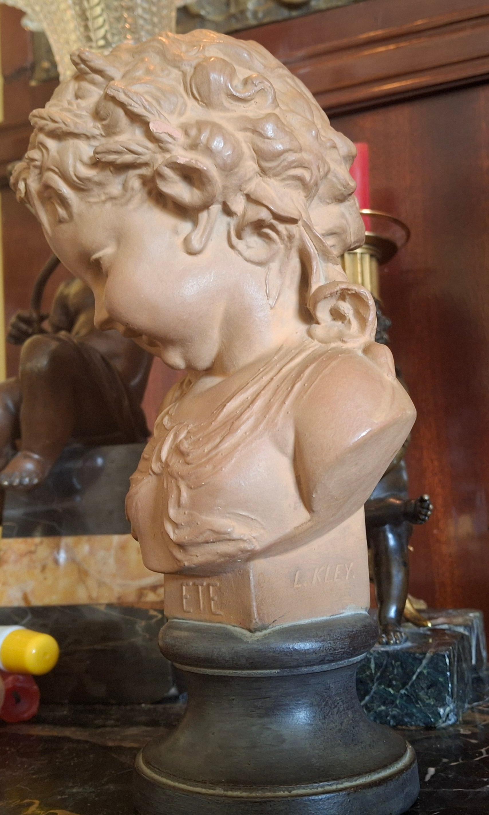 Terracotta Scultura in terracotta francese Luigi XVI del XIX secolo raffigurante un bel bambino Sig di Louis Kley in vendita