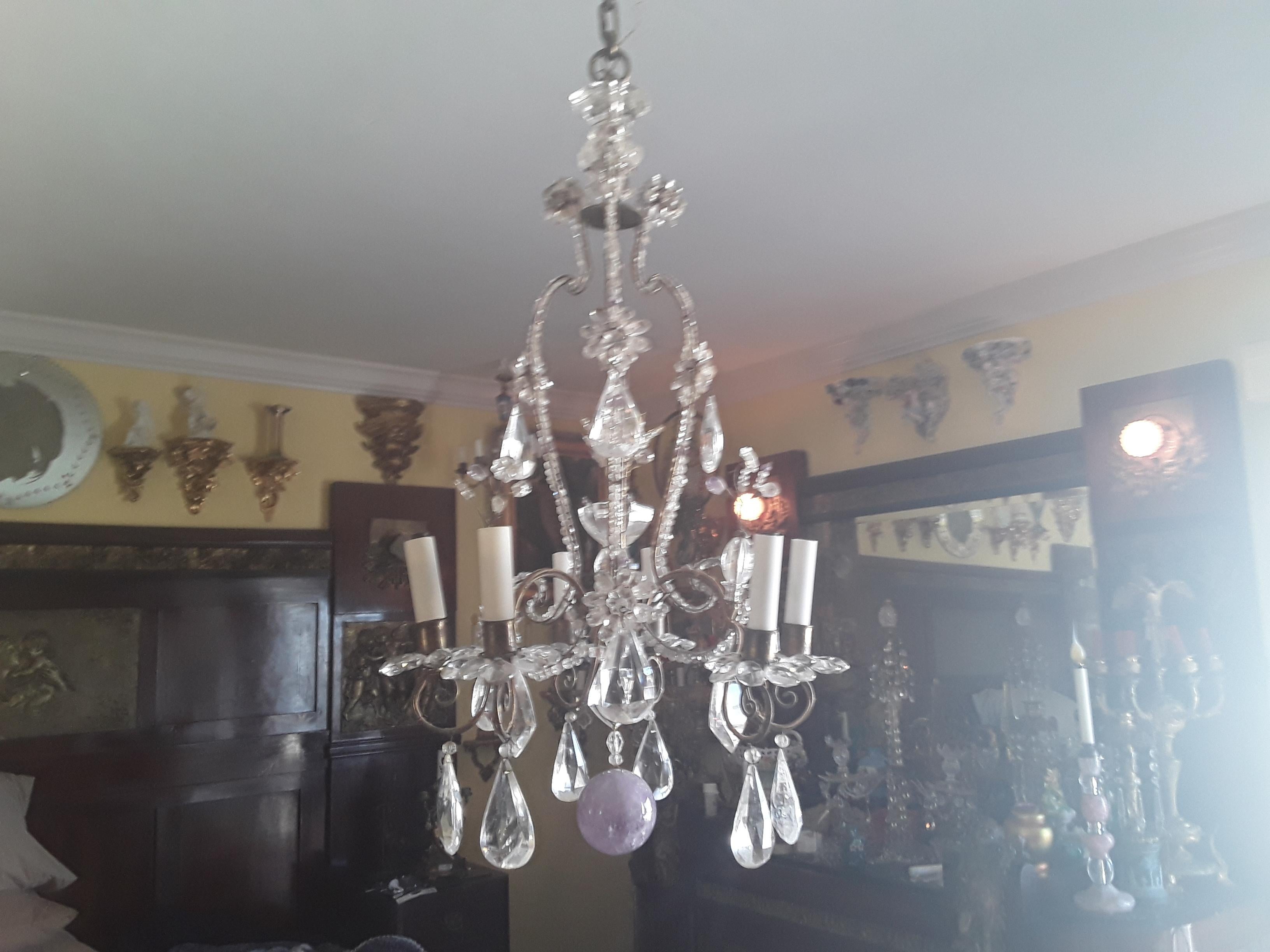 Lustre en cristal de roche taillé et en cristal de roche améthyste de style Grand Louis XV, 19e siècle, France. Estate Yves St Laurent. Fabriqué par Maison Bagues. Forme de cage en cristal de roche perlé avec vase central à fleurs en saillie. Tous