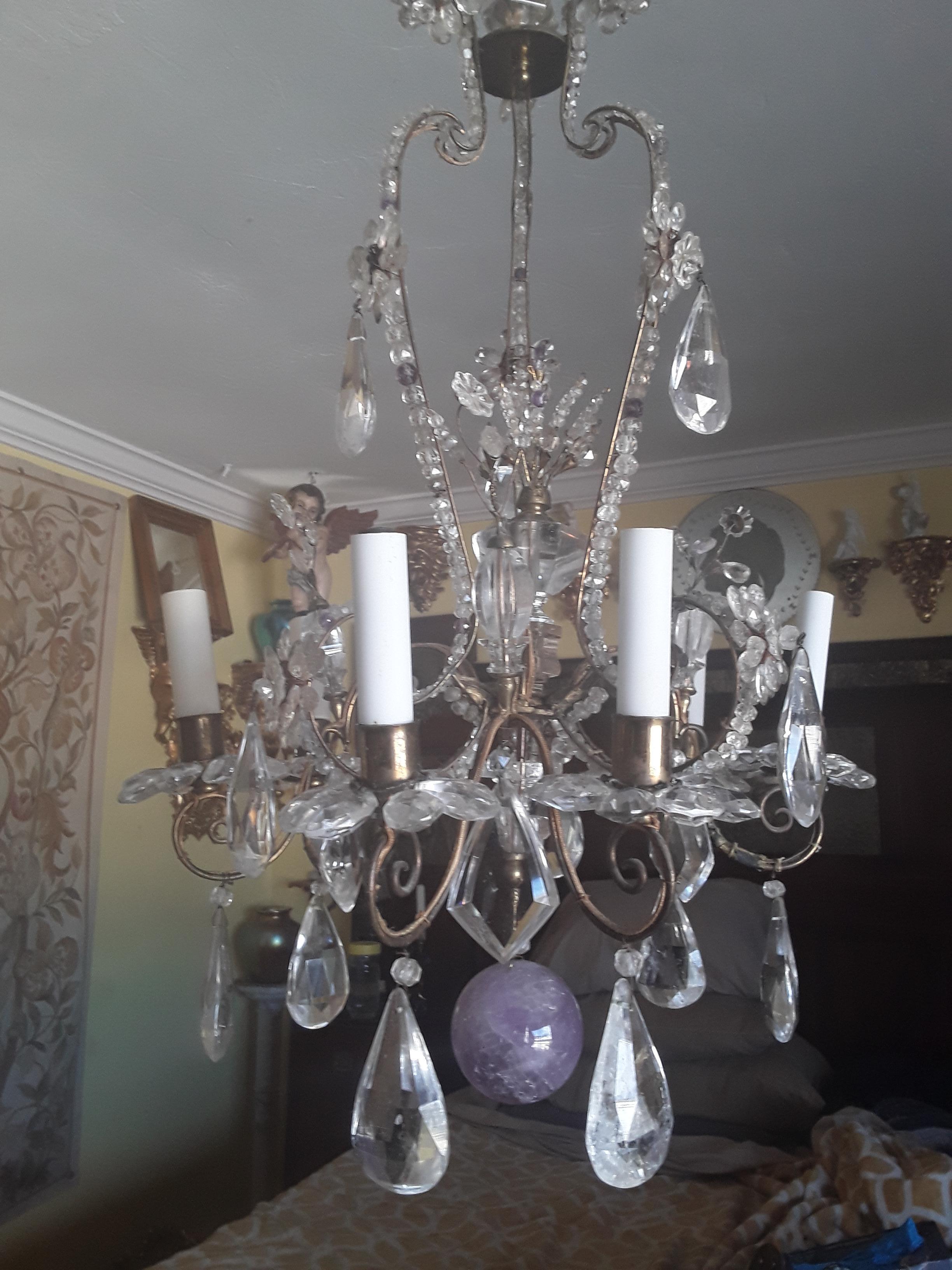 Cristal de roche Lustre en cristal de roche et pierres d'améthyste de la Maison Bagues Louis XV, 19e siècle. en vente
