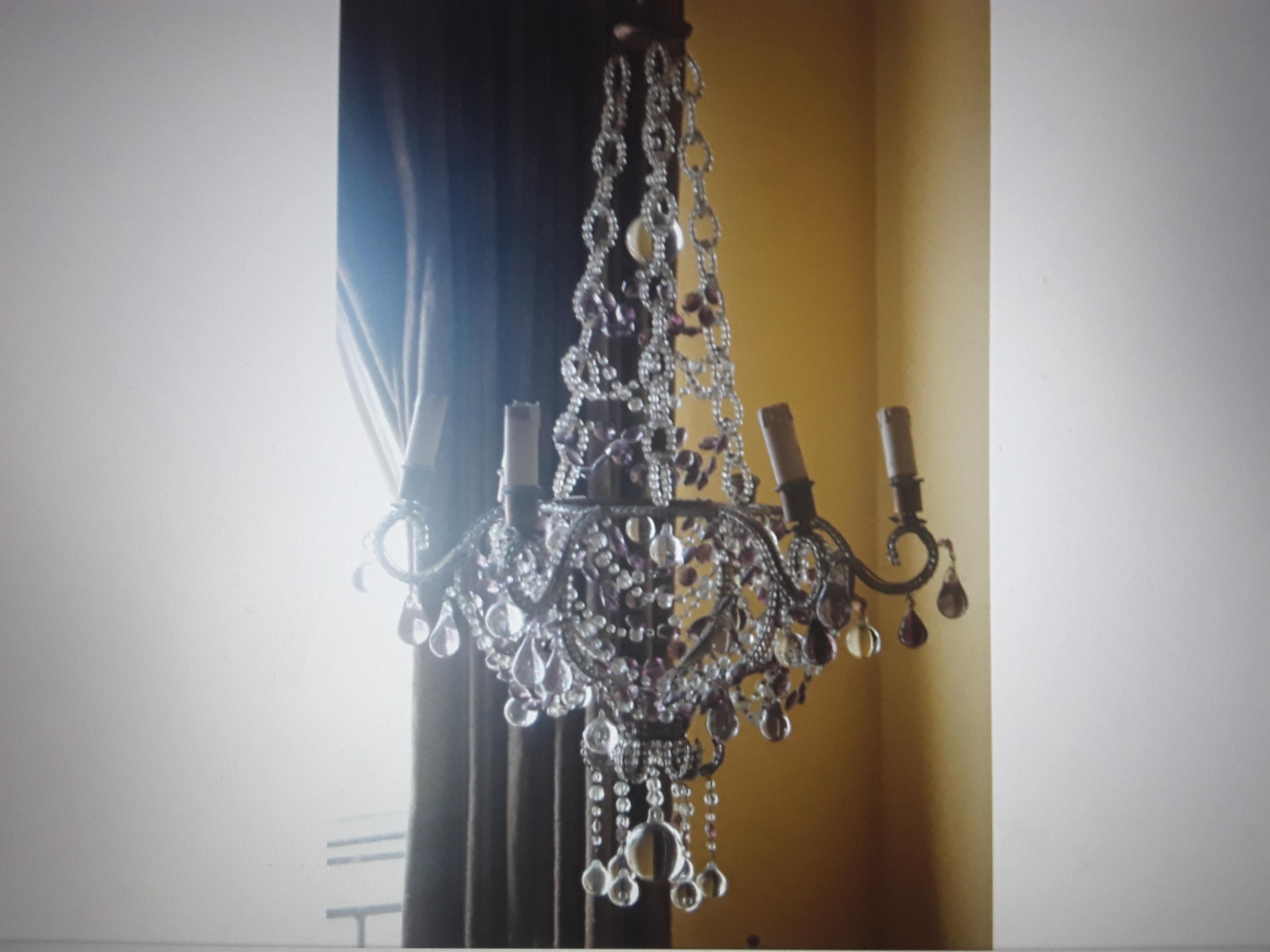 Francese Lampadario francese Napoleone III del XIX secolo con perline di cristallo, ametista e cristallo trasparente in vendita