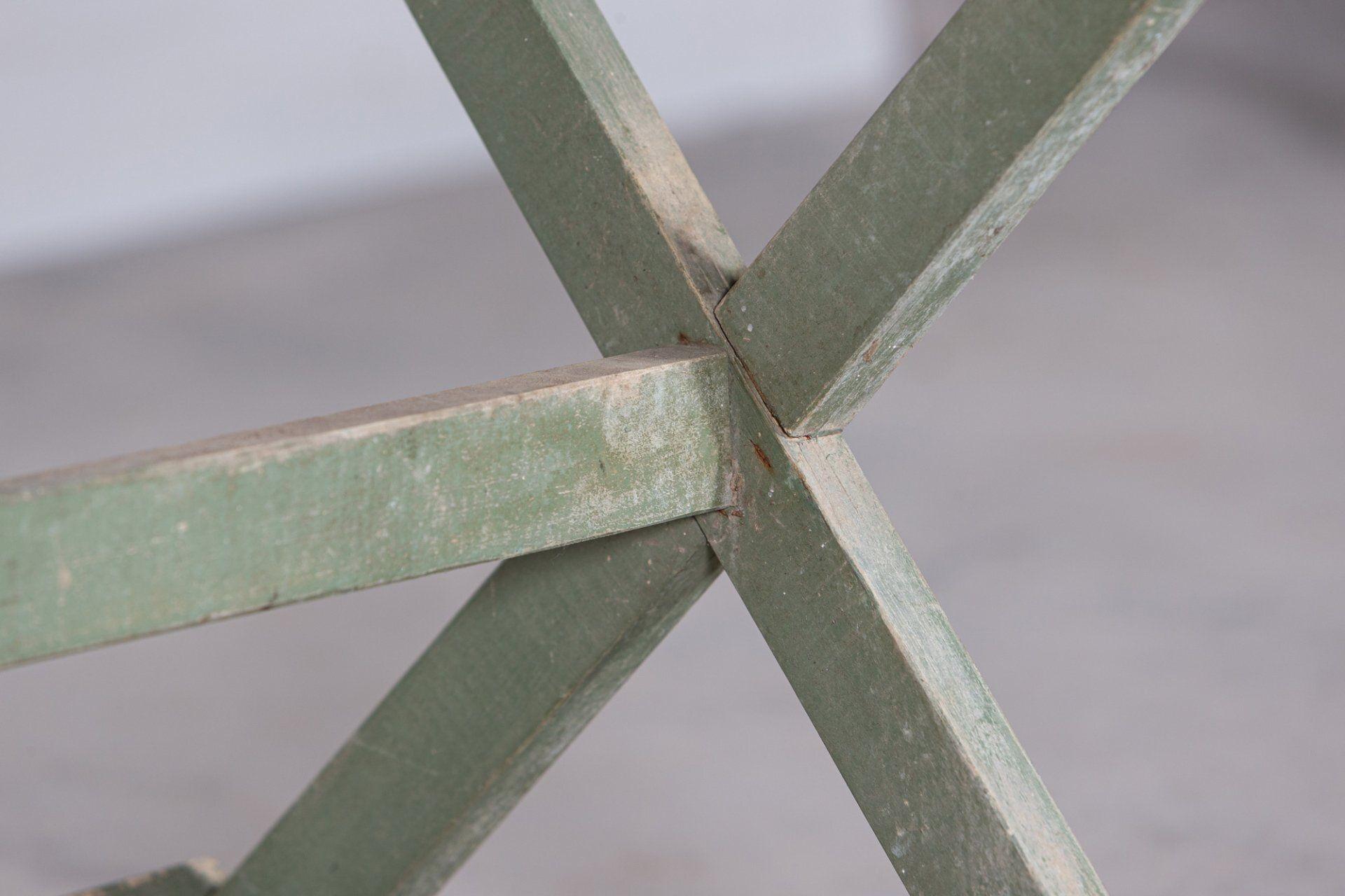Mesa de taberna francesa del siglo XIX de madera de frutal verde pintada en venta 5