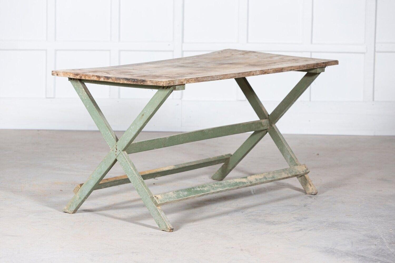 Mesa de taberna francesa del siglo XIX de madera de frutal verde pintada en venta 2
