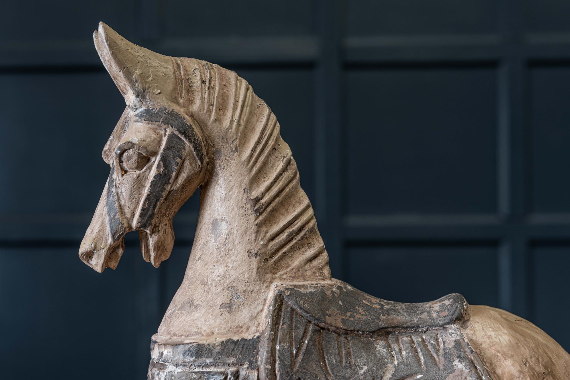 Französische polychrom geschnitzte Pferdeskulptur aus dem 19. Jahrhundert (Holz)