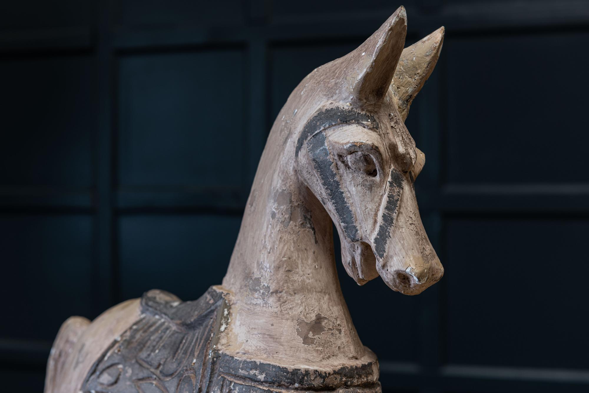 Französische polychrom geschnitzte Pferdeskulptur aus dem 19. Jahrhundert 1