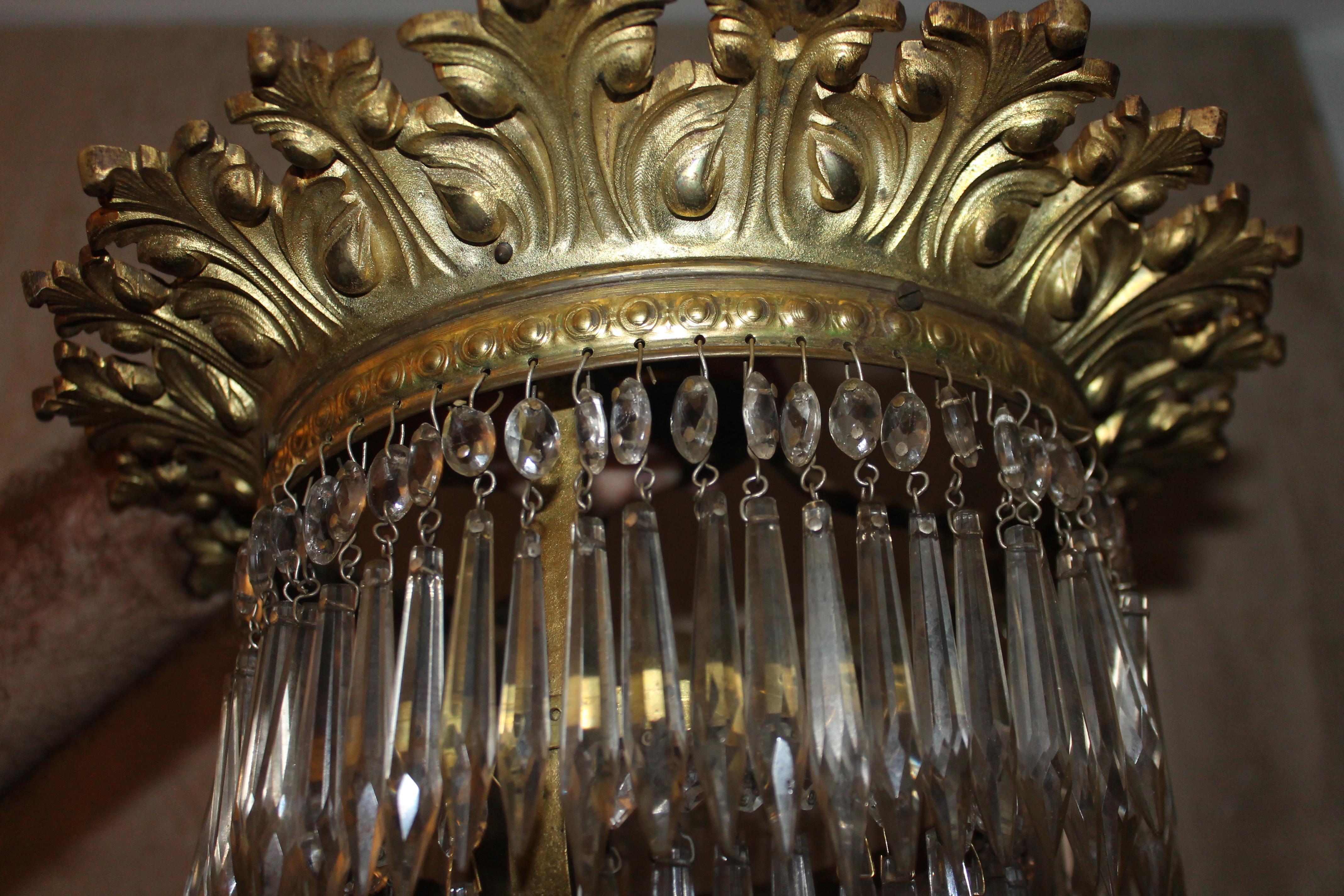 19. Jahrhundert Französisch Rokoko vergoldete Bronze Königskrone Stil Kristall Flush Mount Plafonnier (Mittleres 19. Jahrhundert) im Angebot