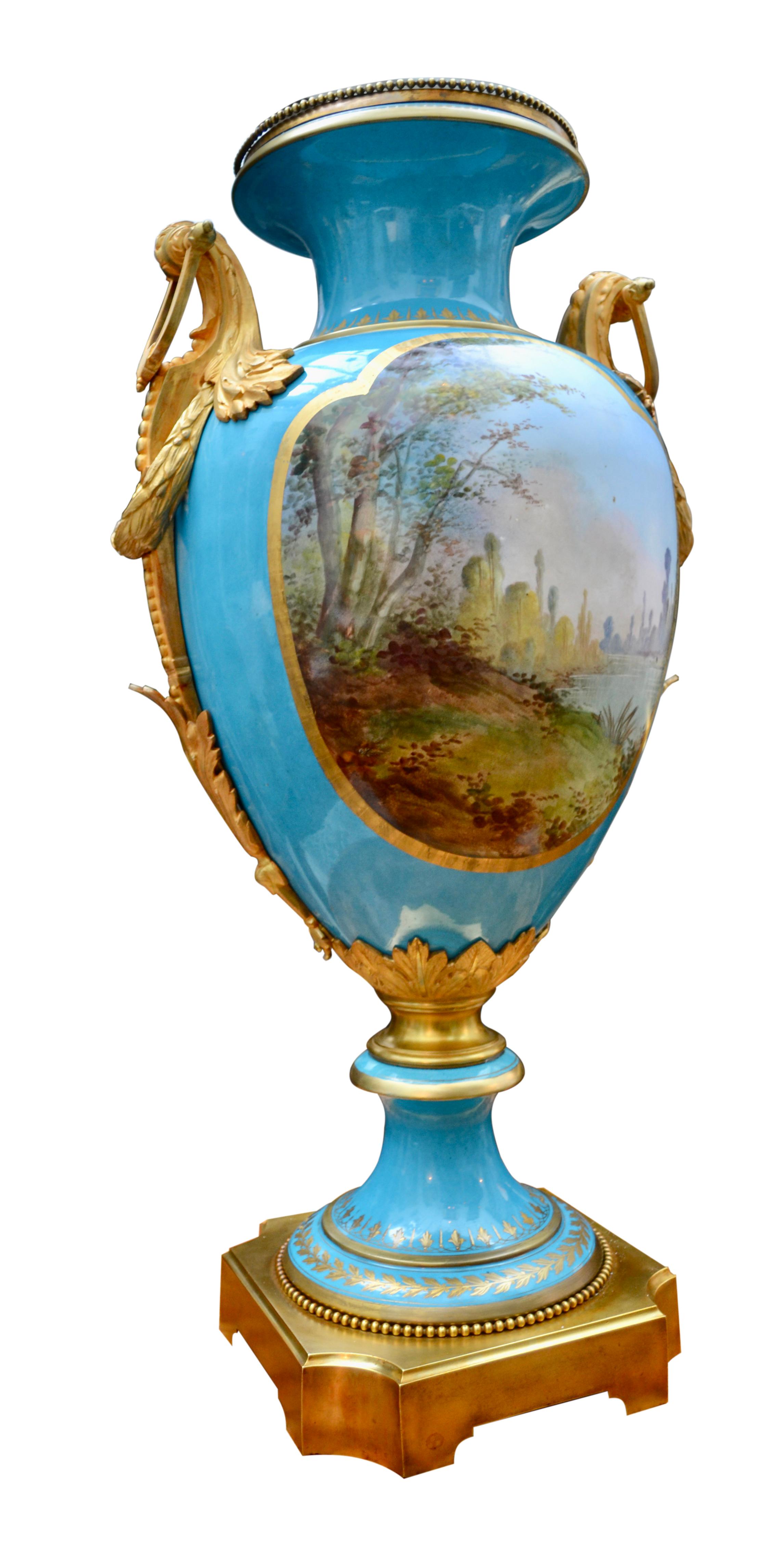  Französische signierte Sevres-Vase aus dem 19. Jahrhundert mit vergoldeten Bronzebeschlägen, „Bleu Celeste“ und Gold (Porzellan) im Angebot