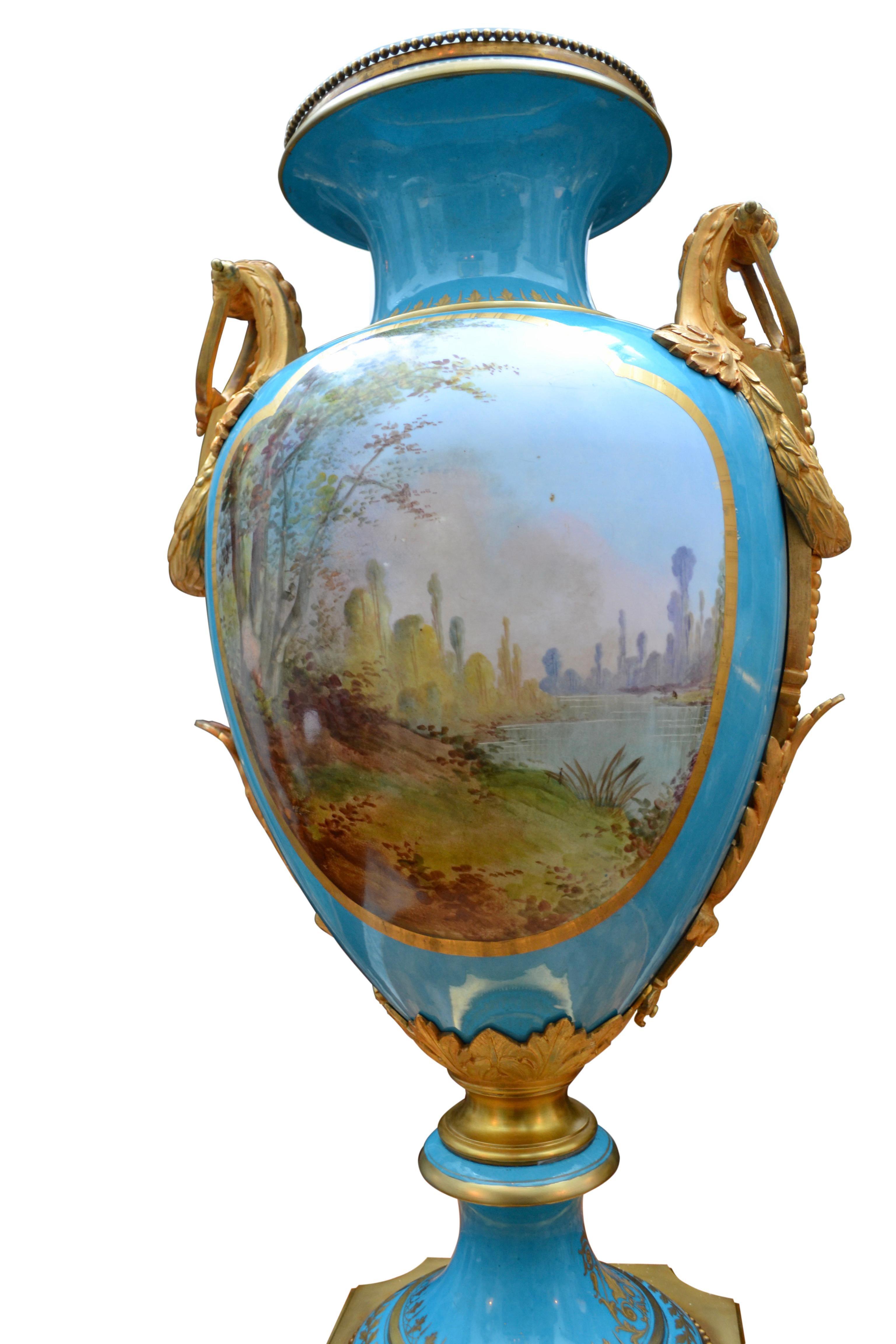  Französische signierte Sevres-Vase aus dem 19. Jahrhundert mit vergoldeten Bronzebeschlägen, „Bleu Celeste“ und Gold im Angebot 1