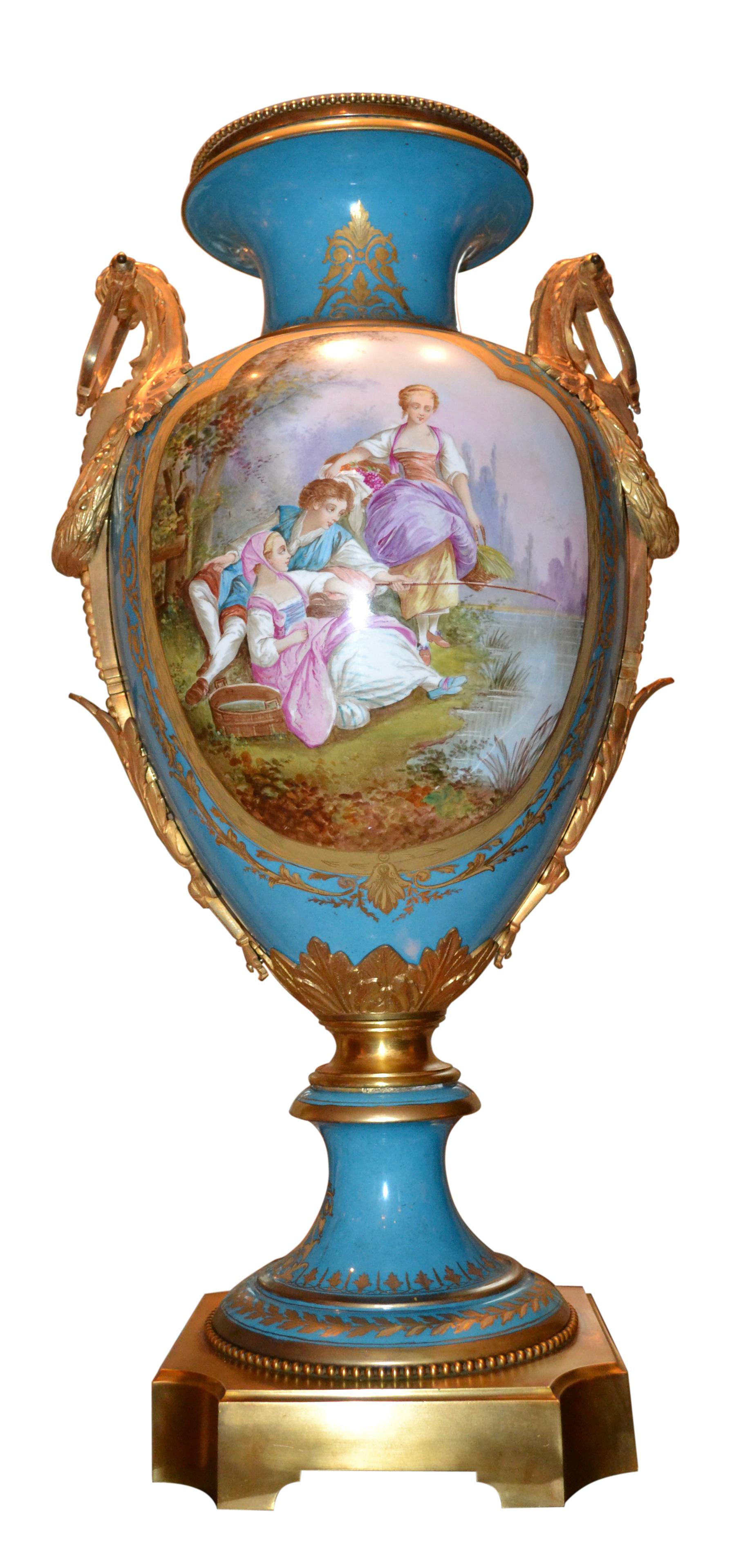  Französische signierte Sevres-Vase aus dem 19. Jahrhundert mit vergoldeten Bronzebeschlägen, „Bleu Celeste“ und Gold im Angebot 2