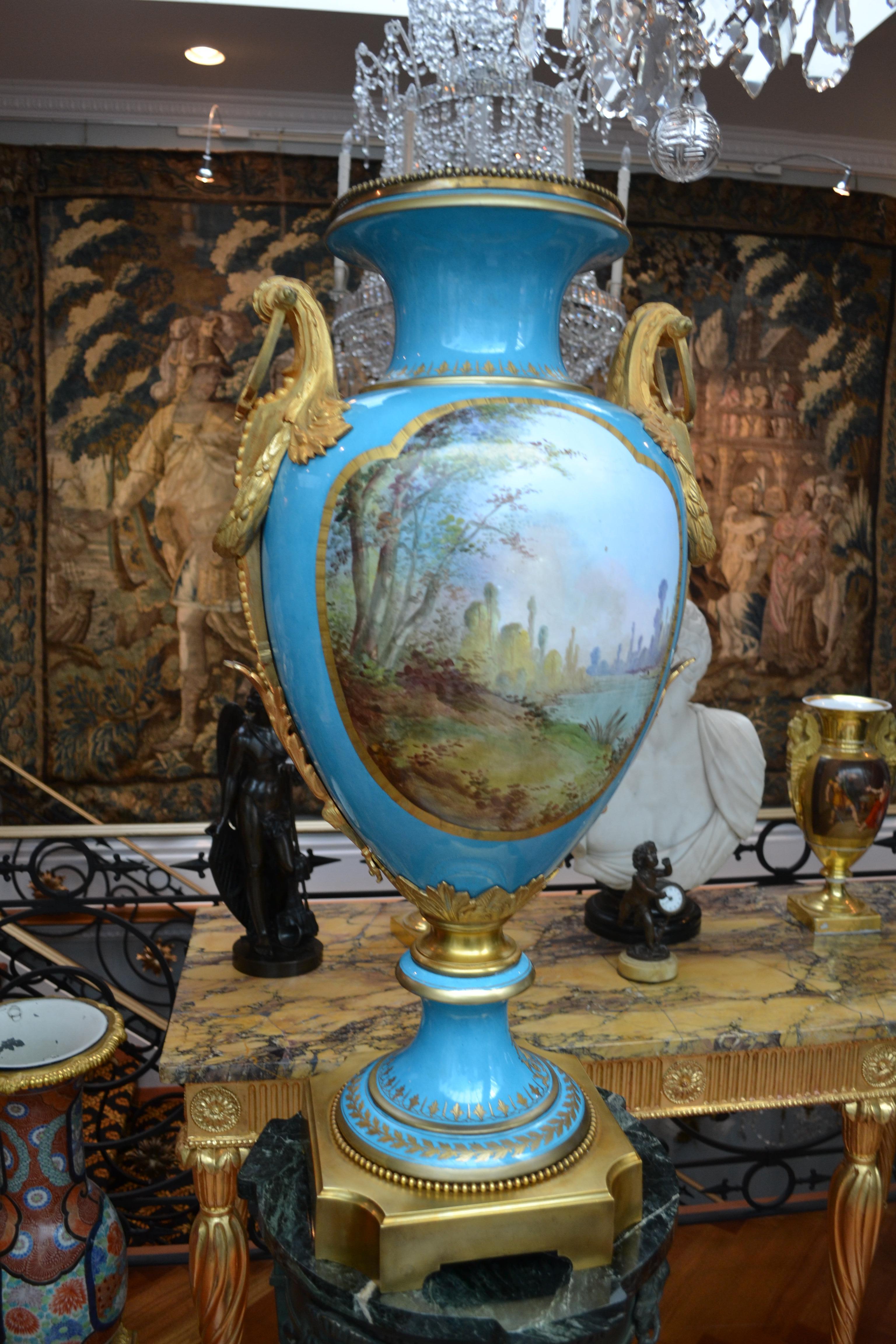  Französische signierte Sevres-Vase aus dem 19. Jahrhundert mit vergoldeten Bronzebeschlägen, „Bleu Celeste“ und Gold im Angebot 7