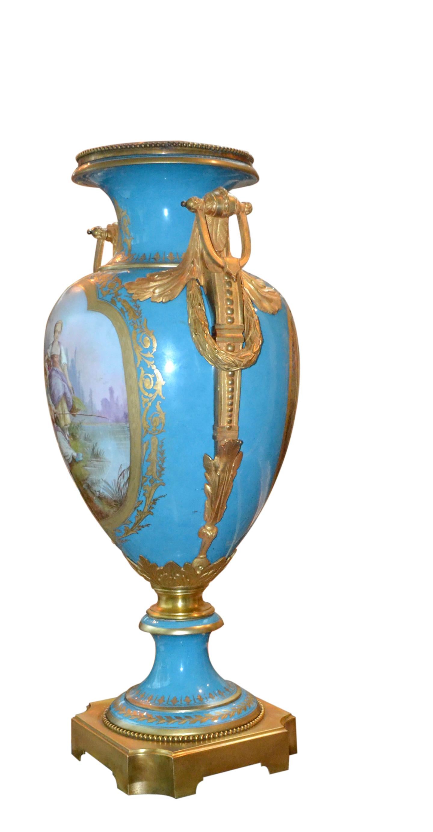  Französische signierte Sevres-Vase aus dem 19. Jahrhundert mit vergoldeten Bronzebeschlägen, „Bleu Celeste“ und Gold im Angebot 3