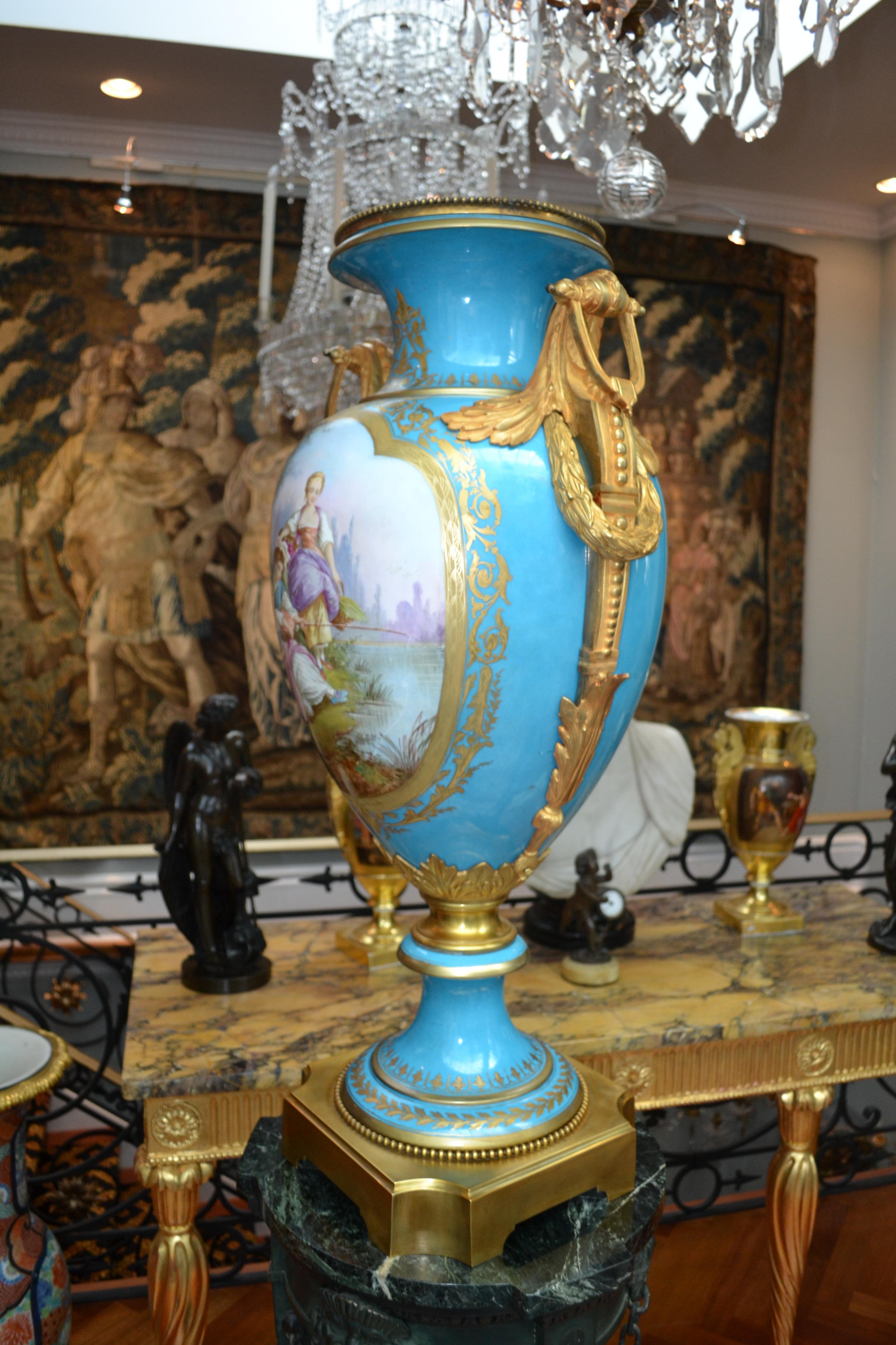  Französische signierte Sevres-Vase aus dem 19. Jahrhundert mit vergoldeten Bronzebeschlägen, „Bleu Celeste“ und Gold im Angebot 8
