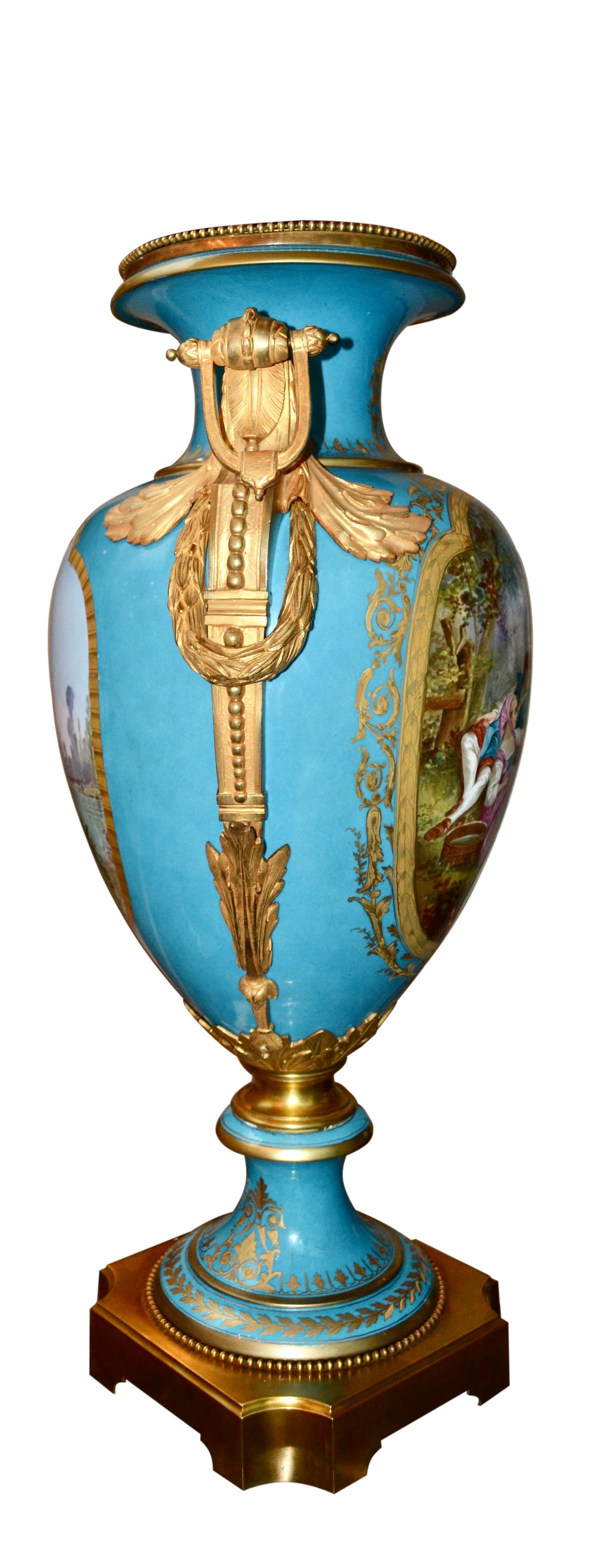  Französische signierte Sevres-Vase aus dem 19. Jahrhundert mit vergoldeten Bronzebeschlägen, „Bleu Celeste“ und Gold im Angebot 4