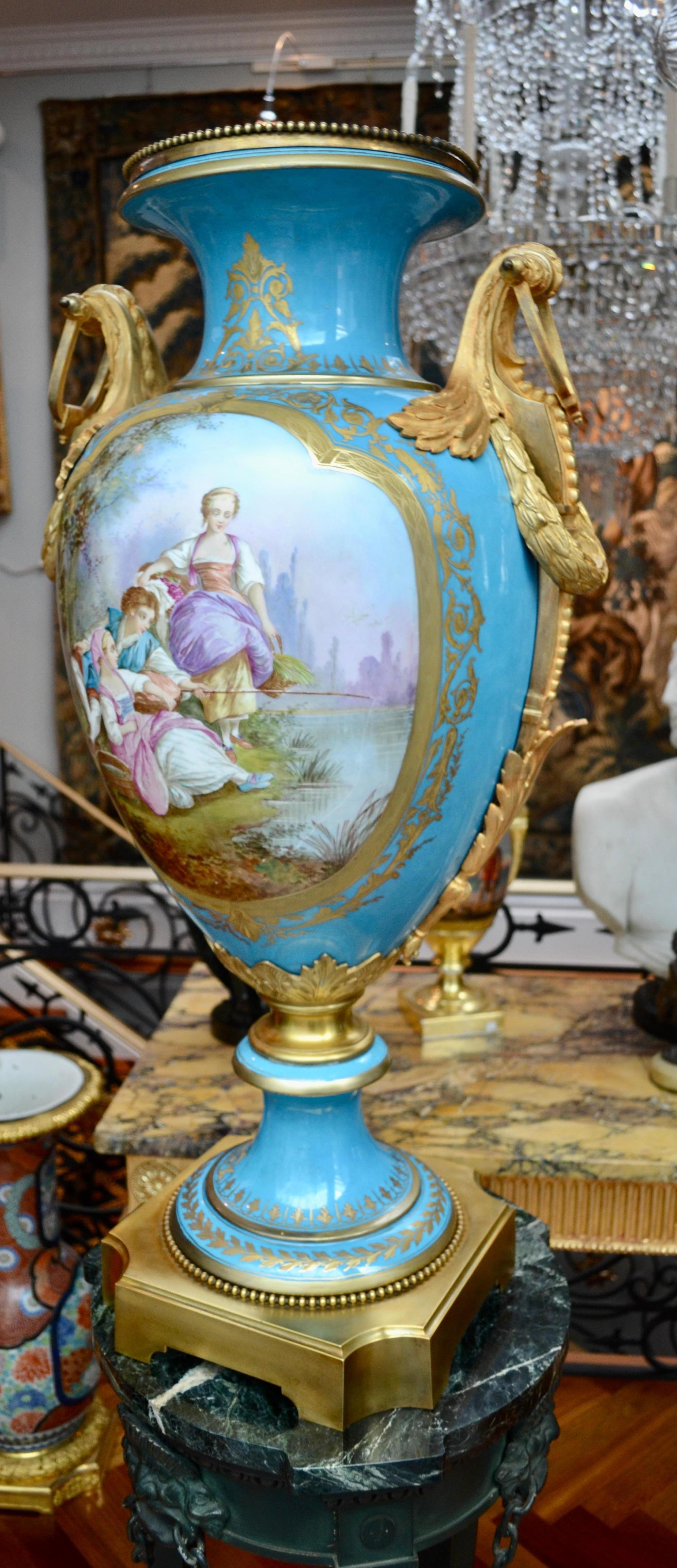 Französische signierte Sevres-Vase aus dem 19. Jahrhundert mit vergoldeten Bronzebeschlägen, „Bleu Celeste“ und Gold im Angebot 9