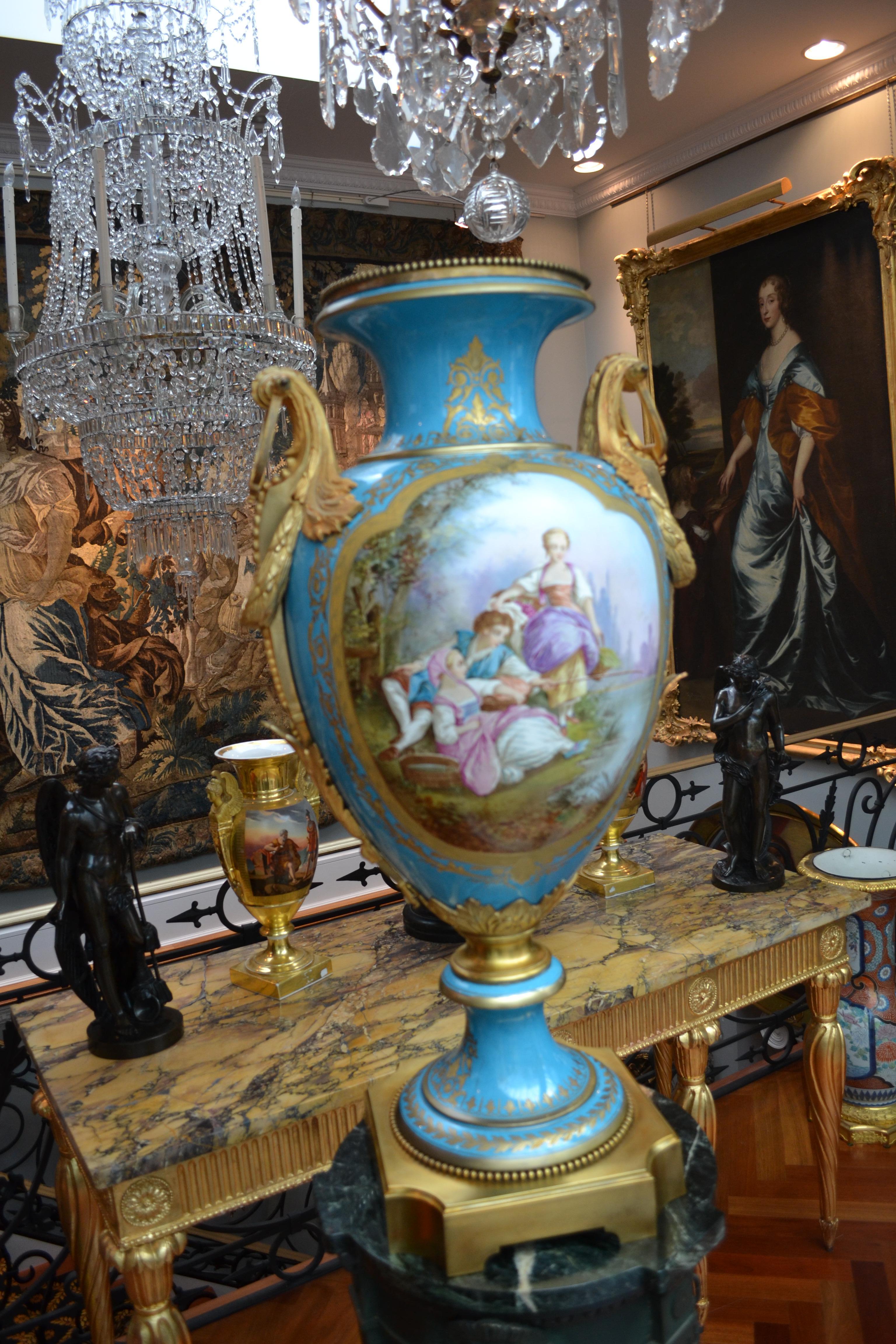  Französische signierte Sevres-Vase aus dem 19. Jahrhundert mit vergoldeten Bronzebeschlägen, „Bleu Celeste“ und Gold im Angebot 10