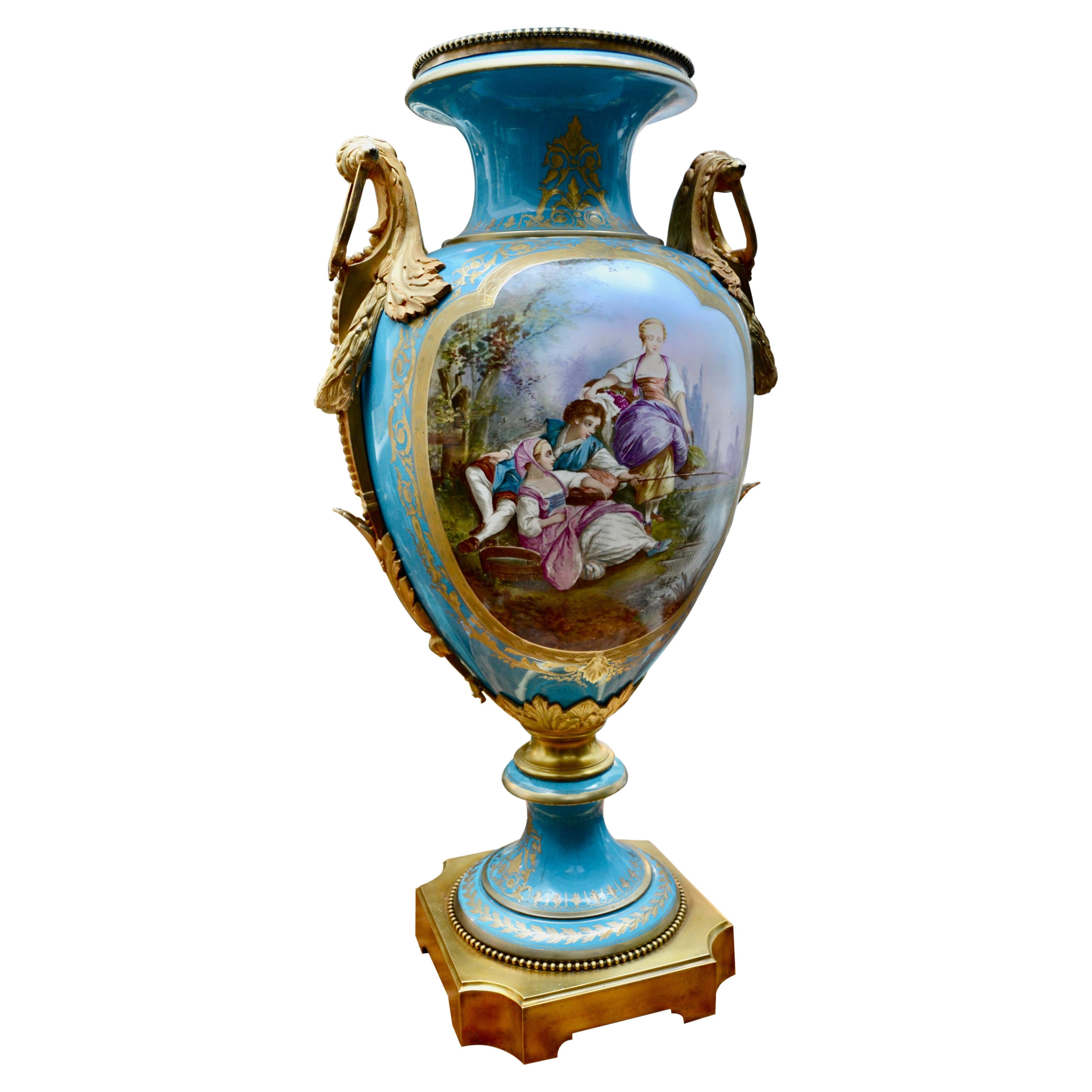 Un magnifico vaso di grandi dimensioni in porcellana francese 