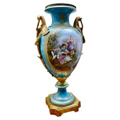 Vase de Sèvres signé "Bleu Celeste" et or du 19ème siècle avec montures en bronze doré
