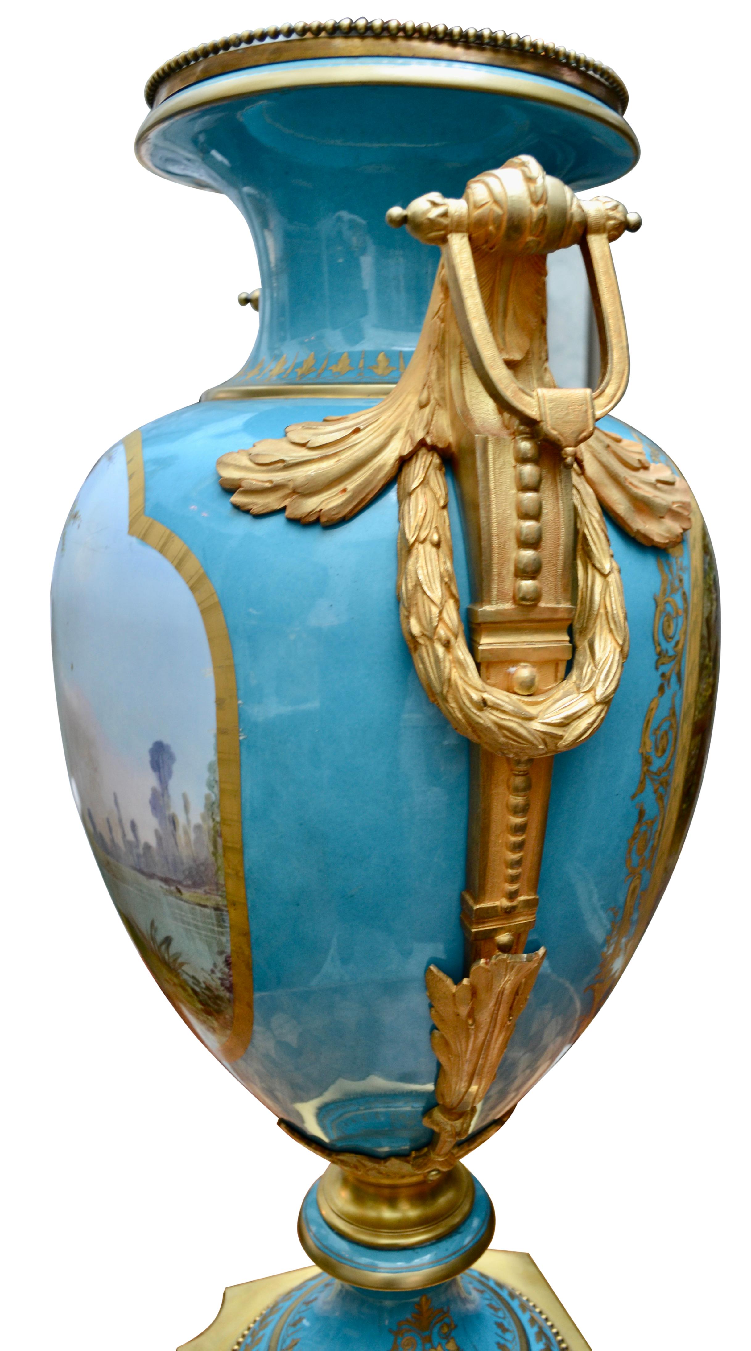  Französische signierte Sevres-Vase aus dem 19. Jahrhundert mit vergoldeten Bronzebeschlägen, „Bleu Celeste“ und Gold (Louis XVI.) im Angebot