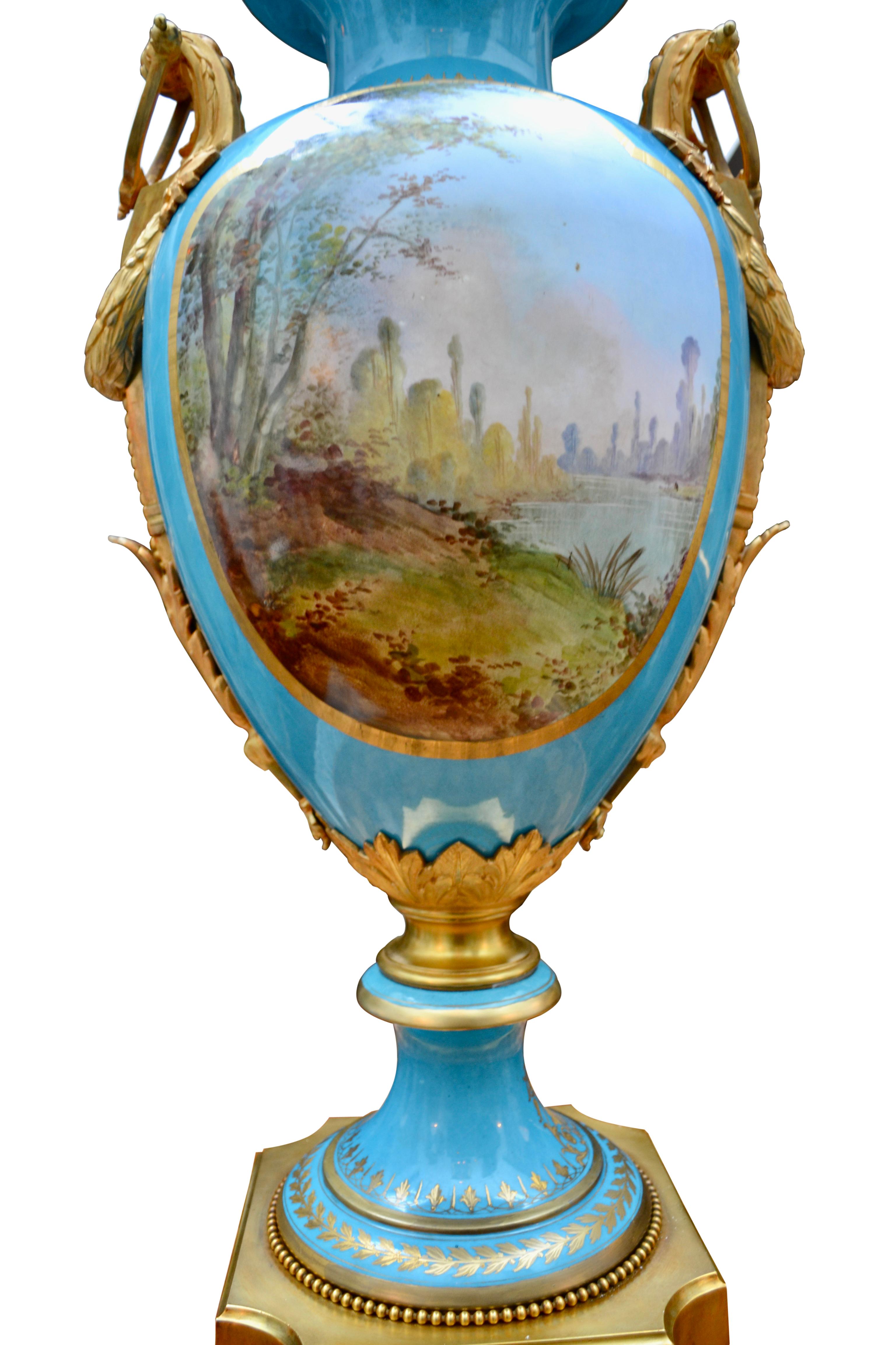  Französische signierte Sevres-Vase aus dem 19. Jahrhundert mit vergoldeten Bronzebeschlägen, „Bleu Celeste“ und Gold (Handbemalt) im Angebot