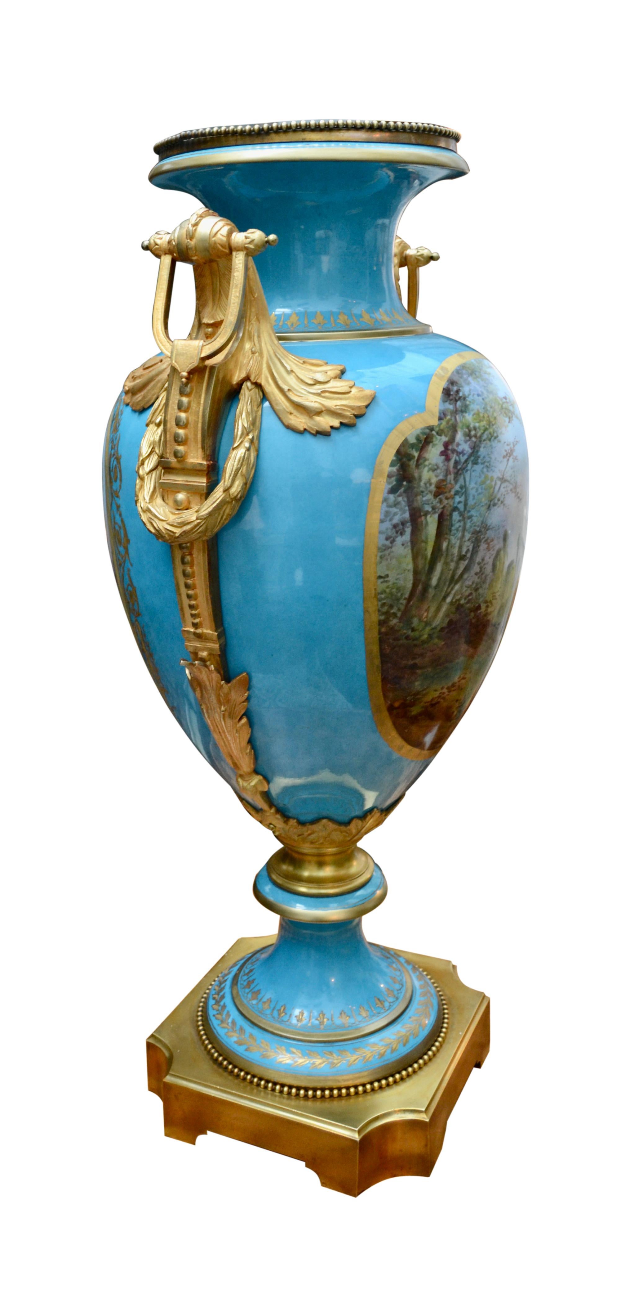  Französische signierte Sevres-Vase aus dem 19. Jahrhundert mit vergoldeten Bronzebeschlägen, „Bleu Celeste“ und Gold im Zustand „Gut“ im Angebot in Vancouver, British Columbia