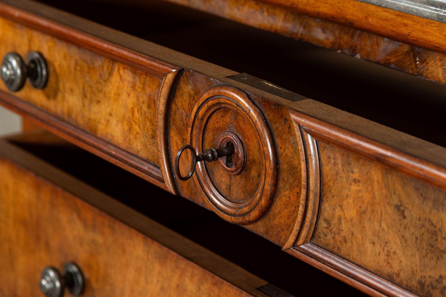 Commode francese in noce e marmo del XIX secolo in vendita 7