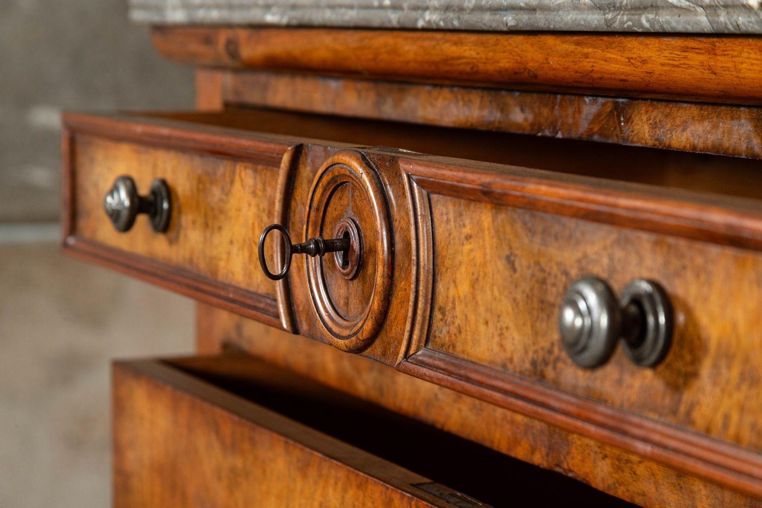 Commode francese in noce e marmo del XIX secolo in vendita 8