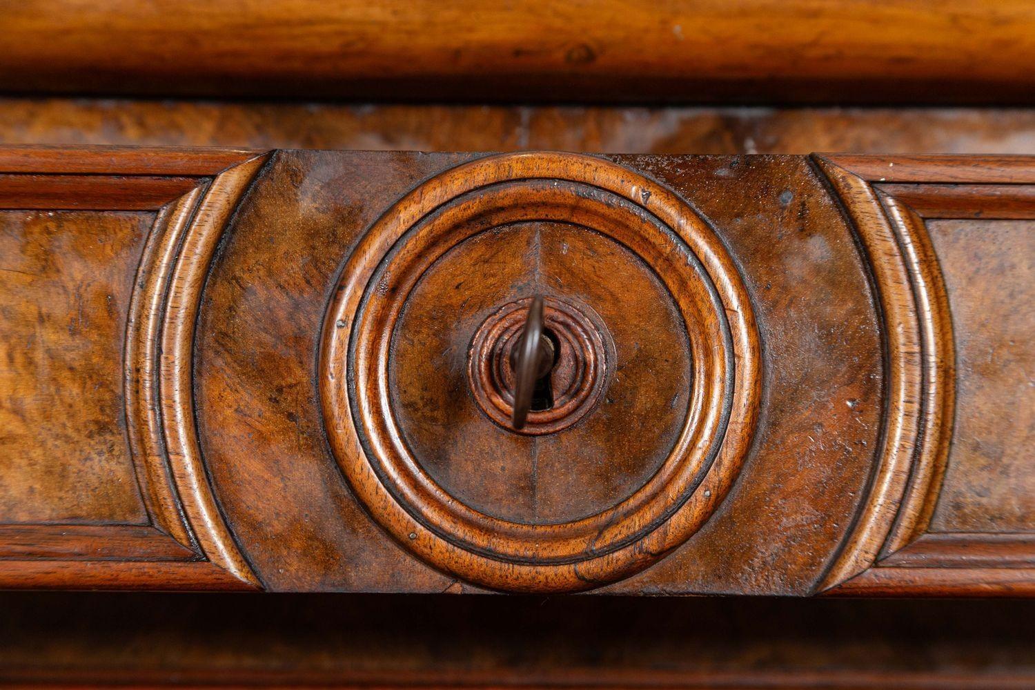 Commode francese in noce e marmo del XIX secolo in vendita 9