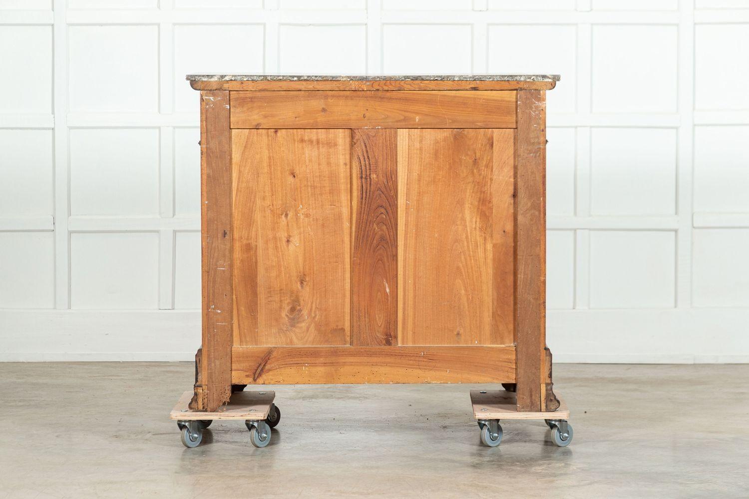 Commode francese in noce e marmo del XIX secolo in vendita 10