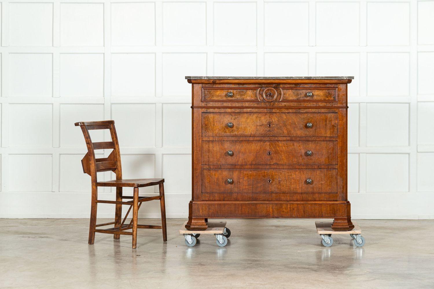 1860 circa
Commode francese in noce e marmo del XIX secolo
sku 706
Larghezza 112cm x Profondità 57cm x Altezza 103cm
(La parte superiore è stata riparata)
Peso 100kg