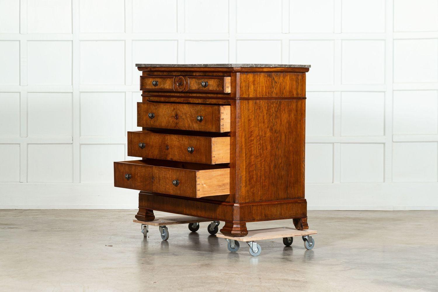 Noce Commode francese in noce e marmo del XIX secolo in vendita