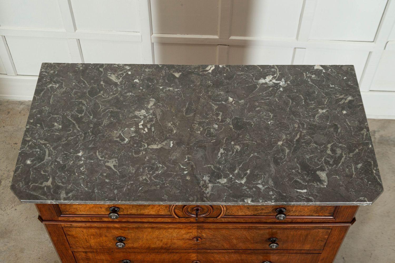 Commode francese in noce e marmo del XIX secolo in vendita 3