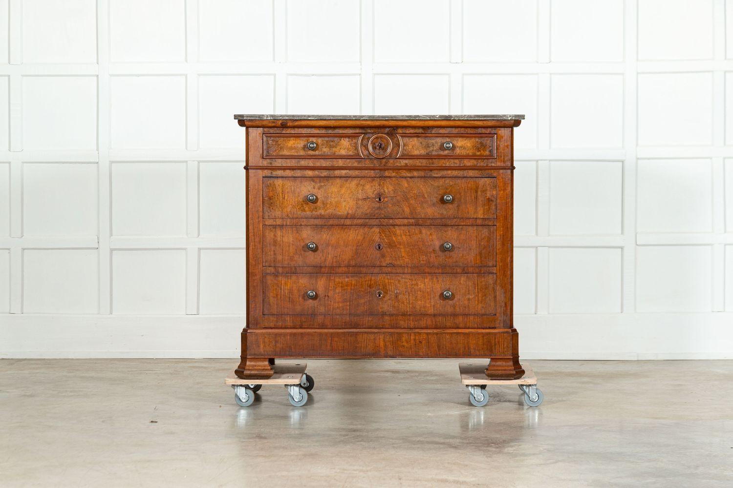 Commode francese in noce e marmo del XIX secolo in vendita 4