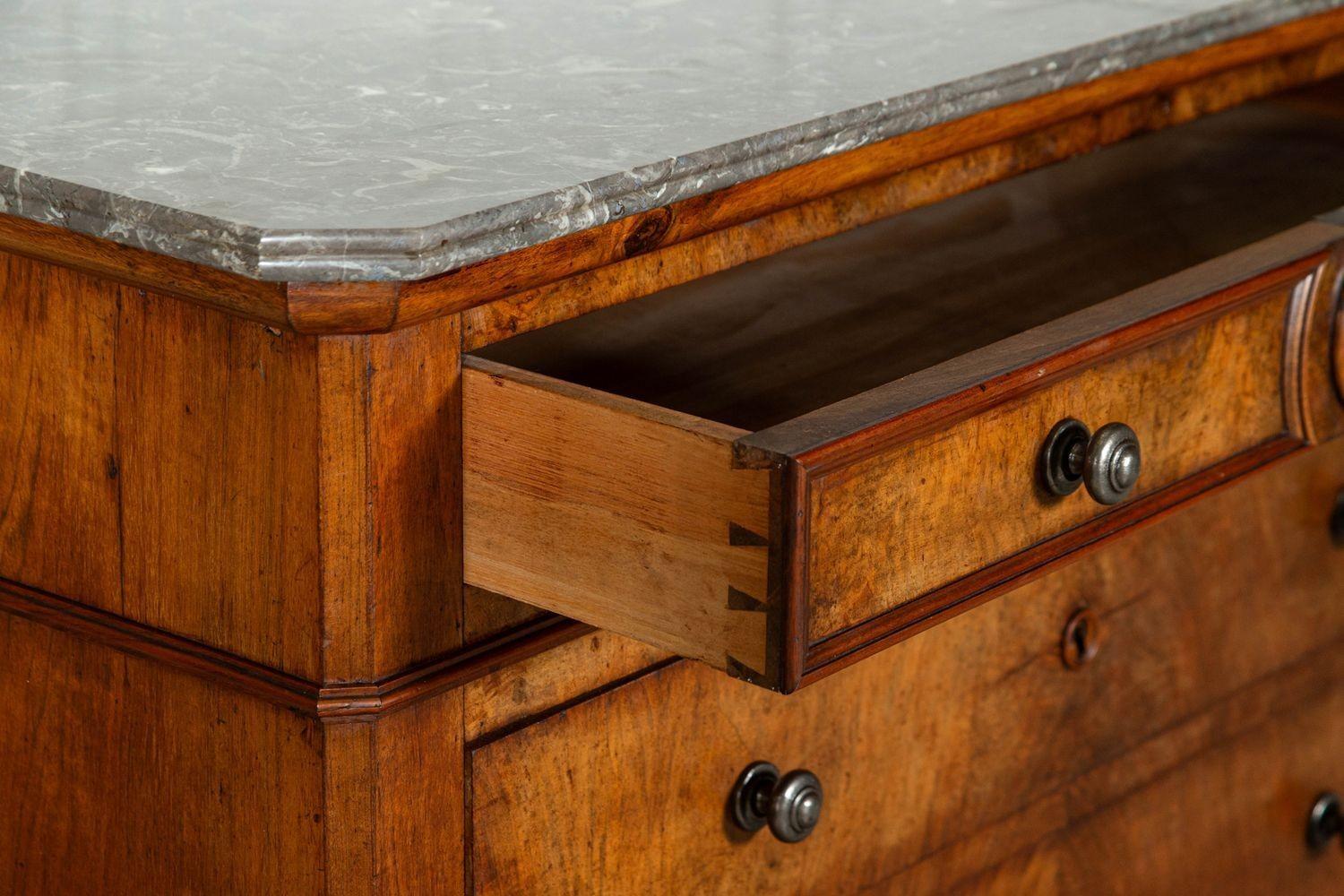 Commode francese in noce e marmo del XIX secolo in vendita 5