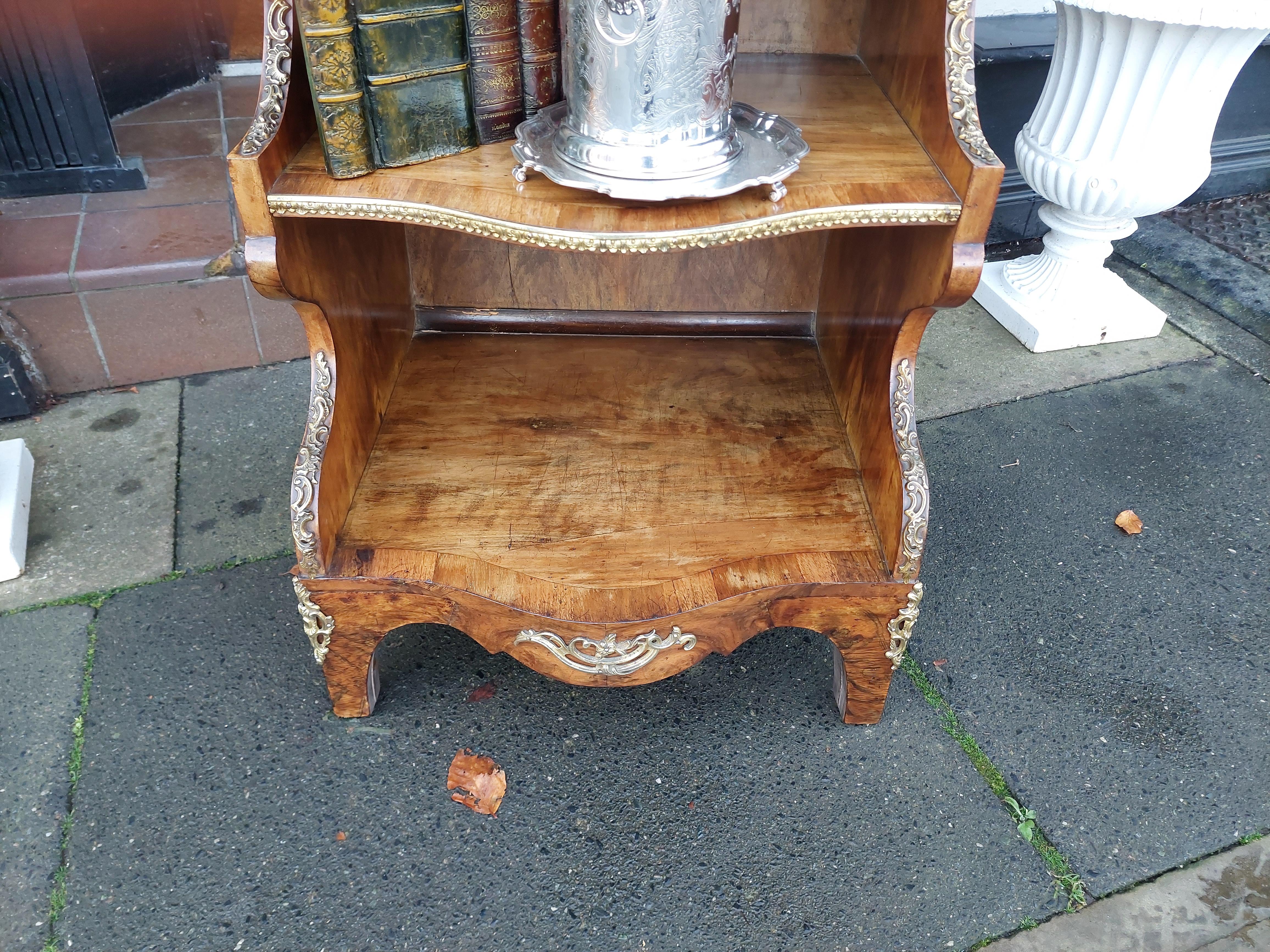 Libreria a giorno francese in noce e ormolu del XIX secolo in vendita 5