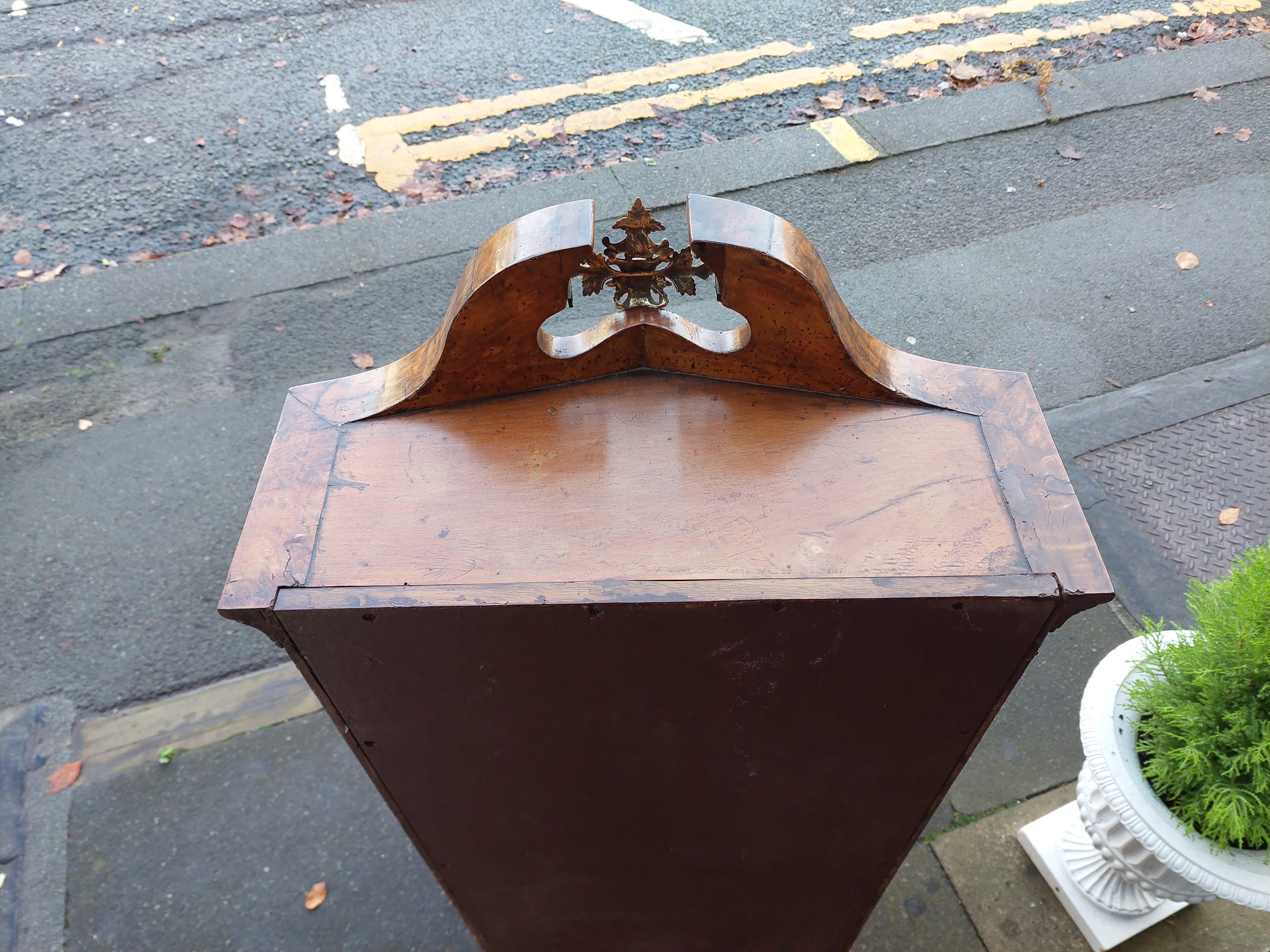 Libreria a giorno francese in noce e ormolu del XIX secolo in vendita 6